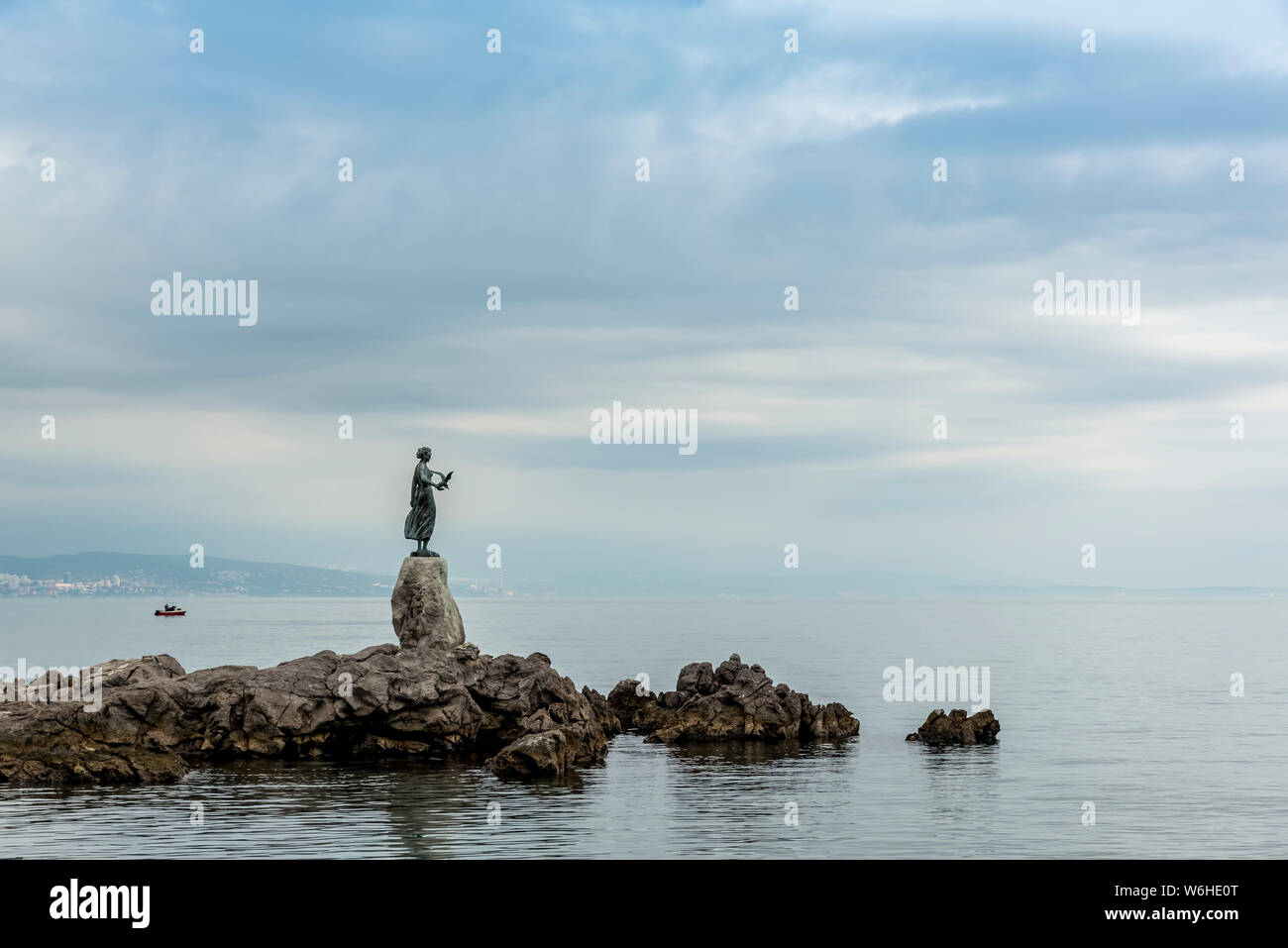 Fanciulla con la statua di Gabbiano; Opatija, Primorje-Gorski Kotar County, Croazia Foto Stock