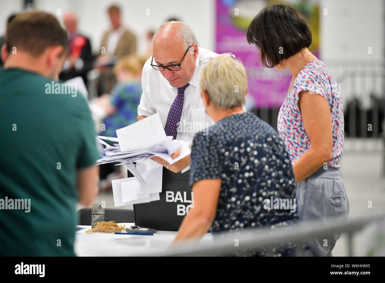 I voti sono presi da un urna durante il conteggio dei voti in Brecon e Radnorshire da-elezione presso il Royal Welsh Showground, Llanelwedd, Builth Wells. Foto Stock