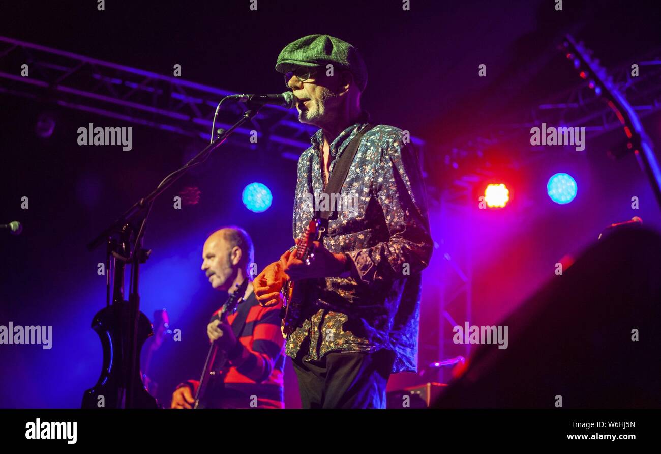 Sidmouth, Devon, Regno Unito. 01st ago 2019. Rod Clements fronting 1970s folk rock supergruppo Lindisfarne che headline come il pre festival di apertura atto alla Sidmouth Folk Festival settimana 2019. Tony Charnock/Alamy Live News. Foto Stock