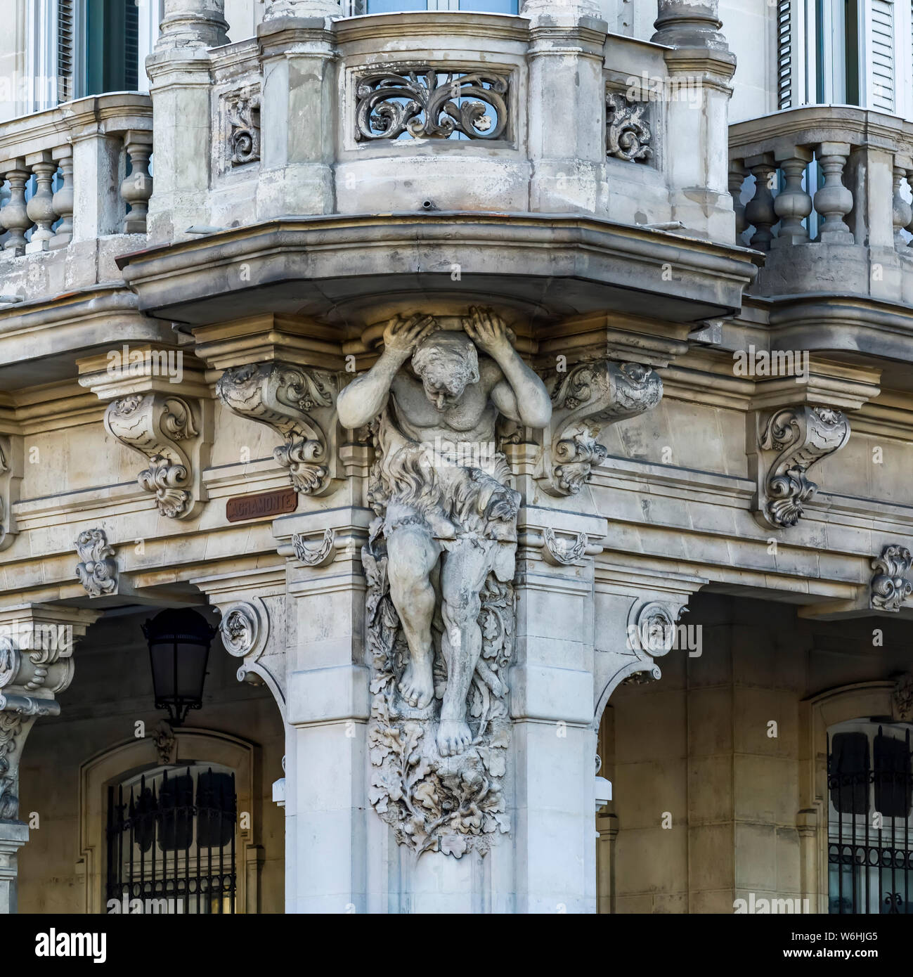 Ornano la scultura su un angolo della costruzione della figura umana tenendo su un balcone; Havana, Cuba Foto Stock