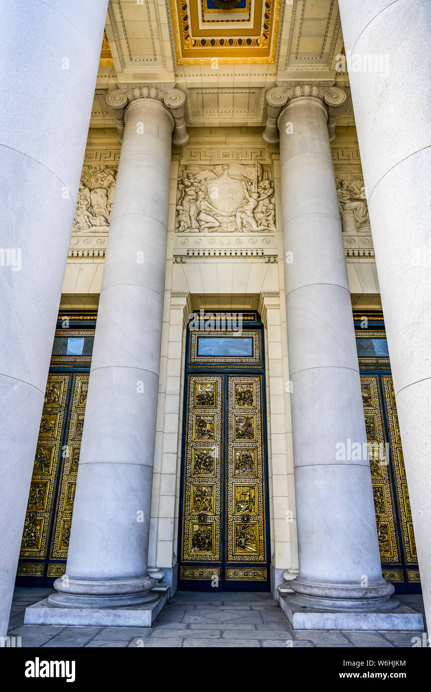 Portale ornato, facciata e nelle colonne di un edificio; l'Avana, Cuba Foto Stock