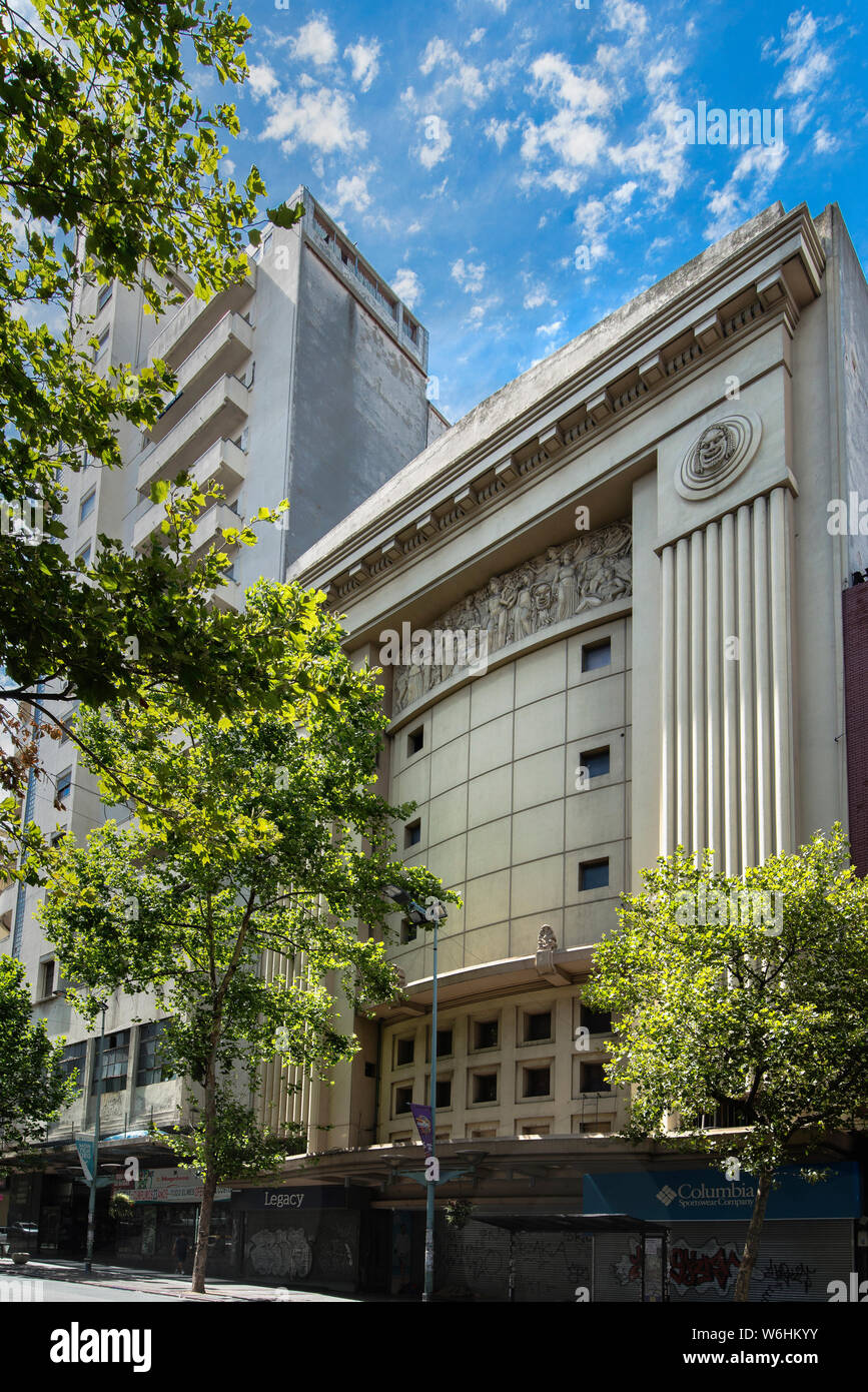 I punti di riferimento e splendidi edifici a Montevideo, Uruguay; l'architettura di Montevideo varia da edifici neoclassici a stile postmoderno. Foto Stock