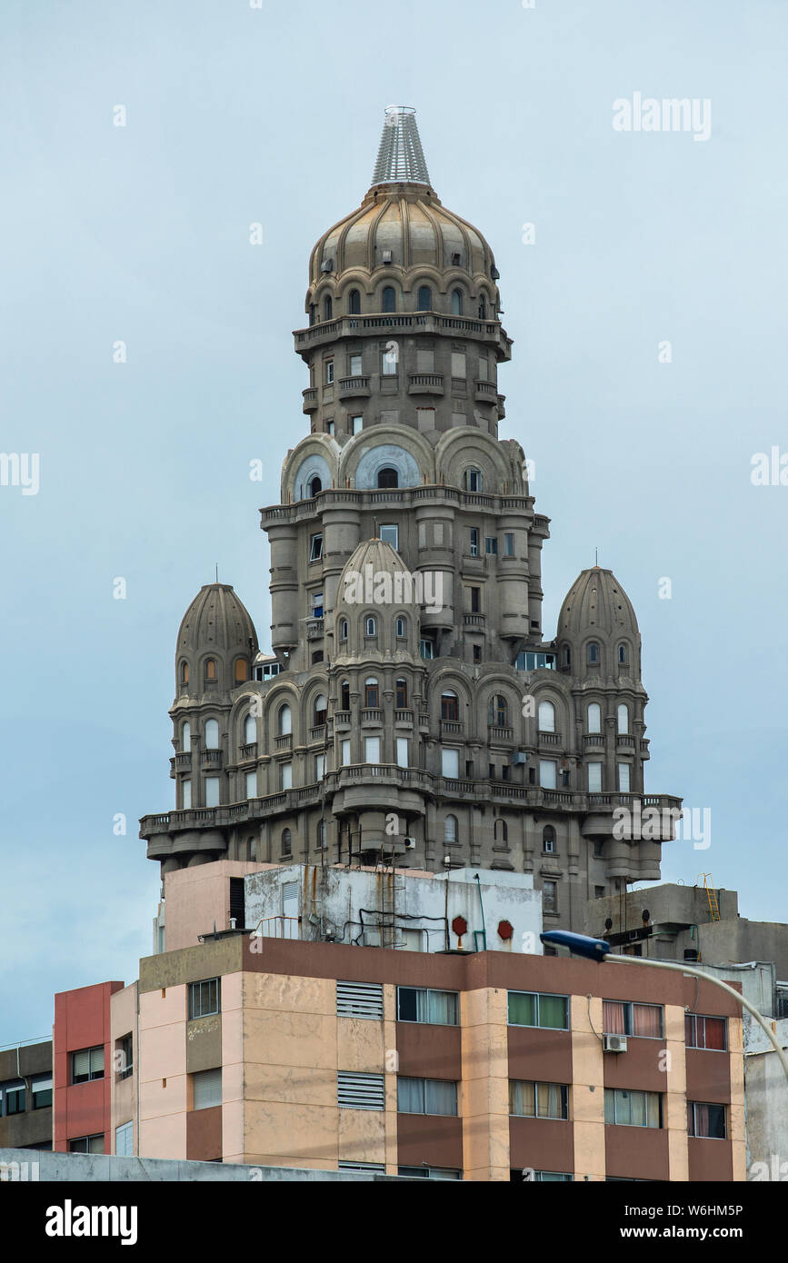 I punti di riferimento e splendidi edifici a Montevideo, Uruguay; l'architettura di Montevideo varia da edifici neoclassici a stile postmoderno. Foto Stock