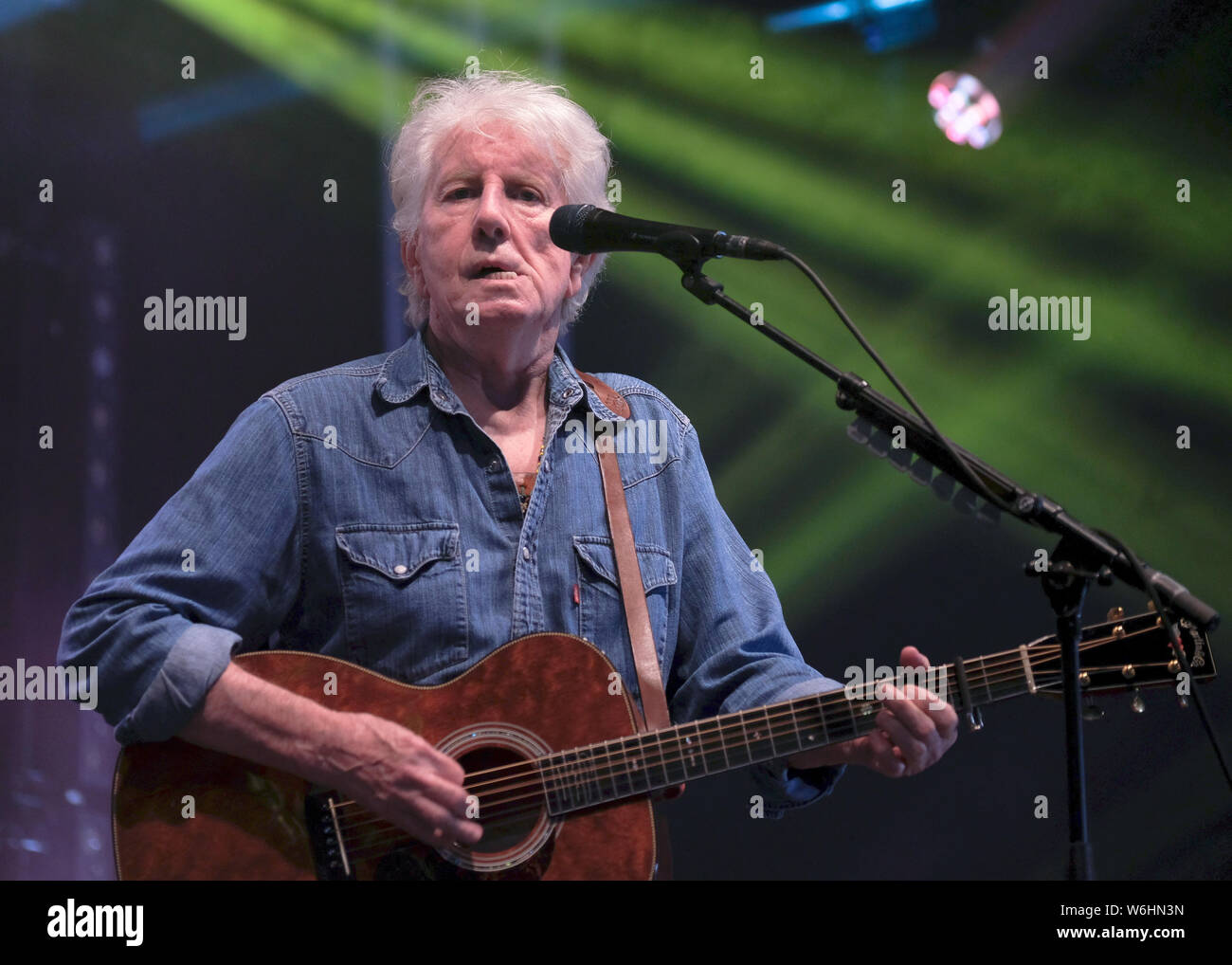 Inglese cantante e cantautore, Graham William Nash OBE, originariamente parte di Crosby, Stills & Nash nonché inductee della Hall of Fame, si esibisce dal vivo a Wickham Festival, Hampshire, Regno Unito. Foto Stock