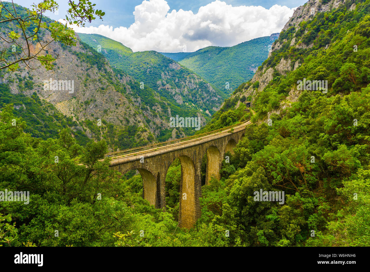 Il vecchio ponte della ferrovia del fiume Asopos vicino villaggio Iraklia a parco nazionale di Oiti in Grecia centrale Foto Stock