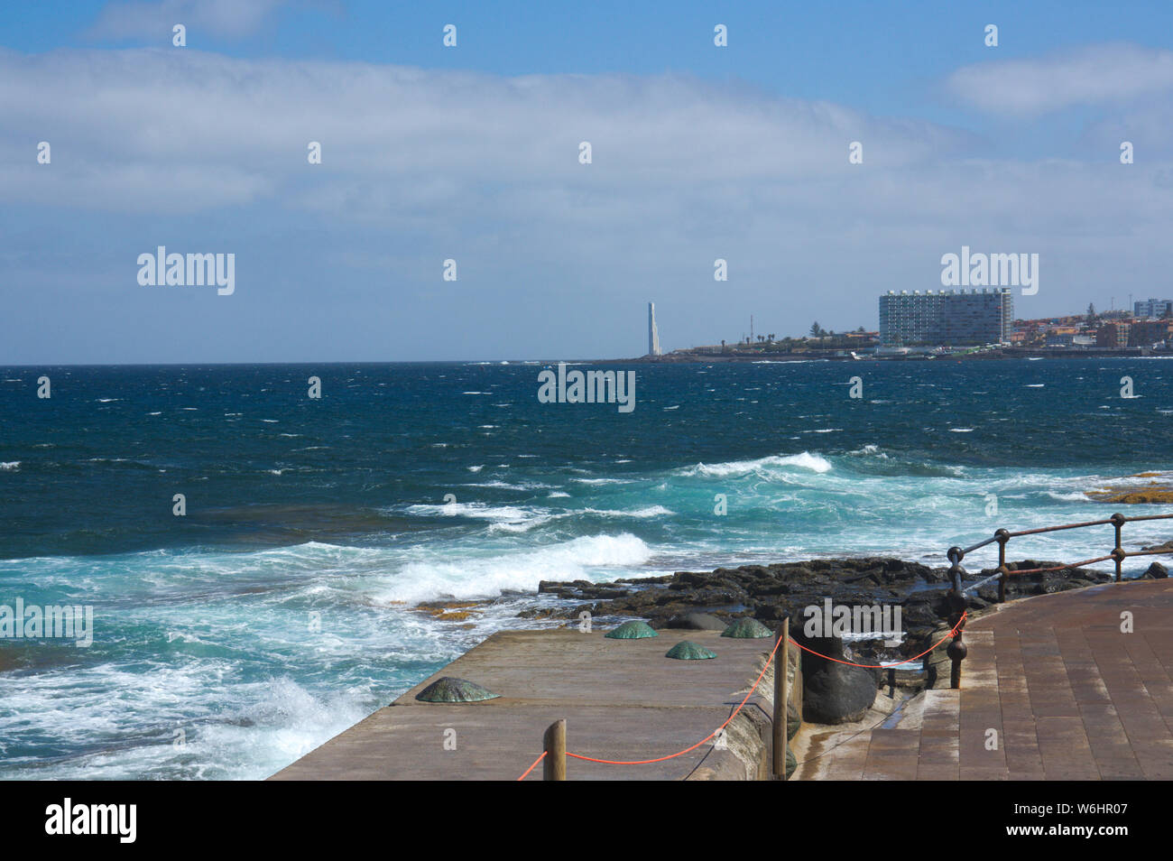Vista dalla costa della punta larga faro sull'isola di Tenerife, Spagna Foto Stock