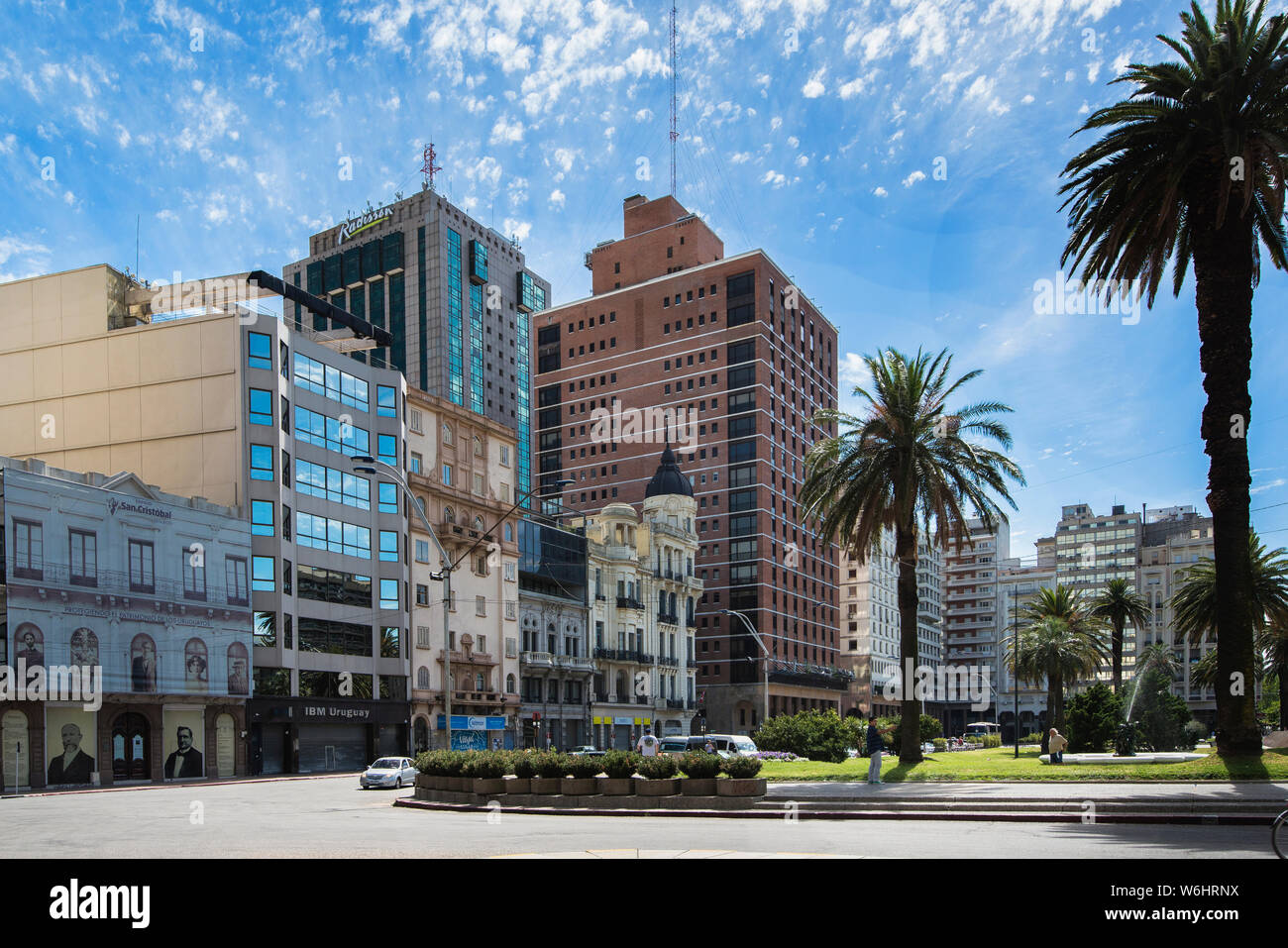 Plaza Independencia è la più importante piazza di Montevideo. Esso divide il vecchio dal nuovo Uruguay, circondato da una vasta gamma di stili architettonici. Foto Stock