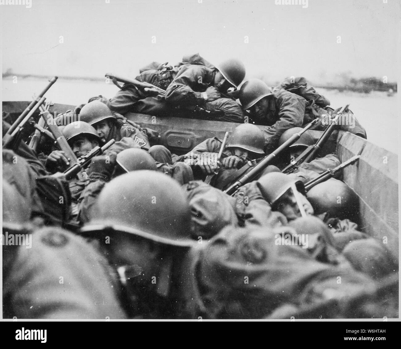 Ho richiamato un assalto barca a croce in appena la mia fortuna. Tutti noi abbiamo cercato di strisciare sotto ogni altro poiché il filo è stato battenti intorno come grandine. Attraversando il Reno sotto il fuoco nemico a Saint Goar, marzo 1945. Esercito.; Note Generali: Utilizzo di guerra e di conflitto numero 1086 quando si ordina una riproduzione o la richiesta di informazioni su questa immagine. Foto Stock