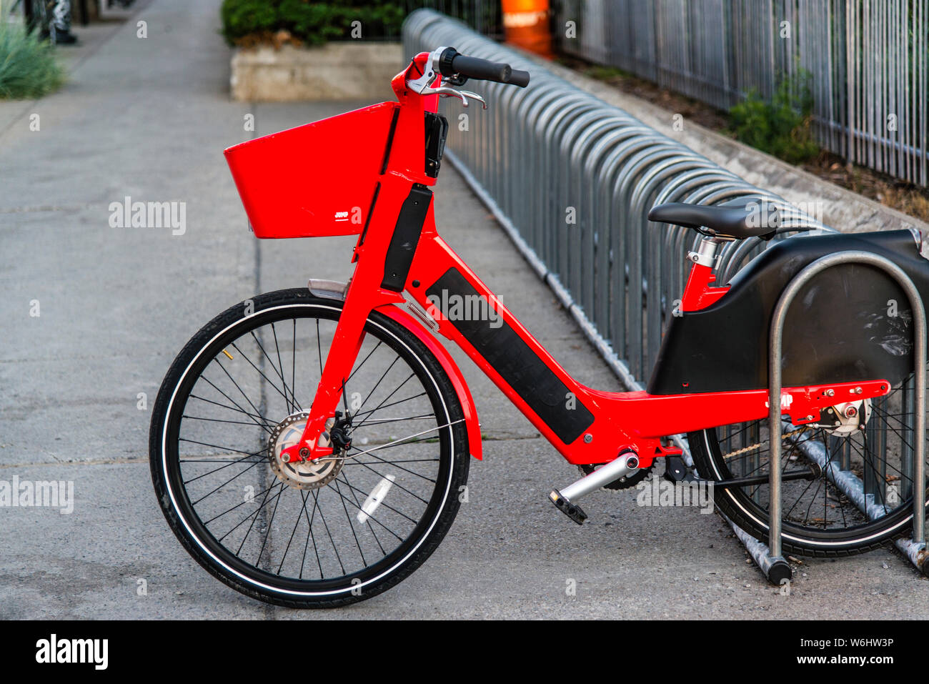 Montreal, Canada - 8 Luglio 2019: Rosso biciclette presso il dock nel centro cittadino di Montreal Foto Stock