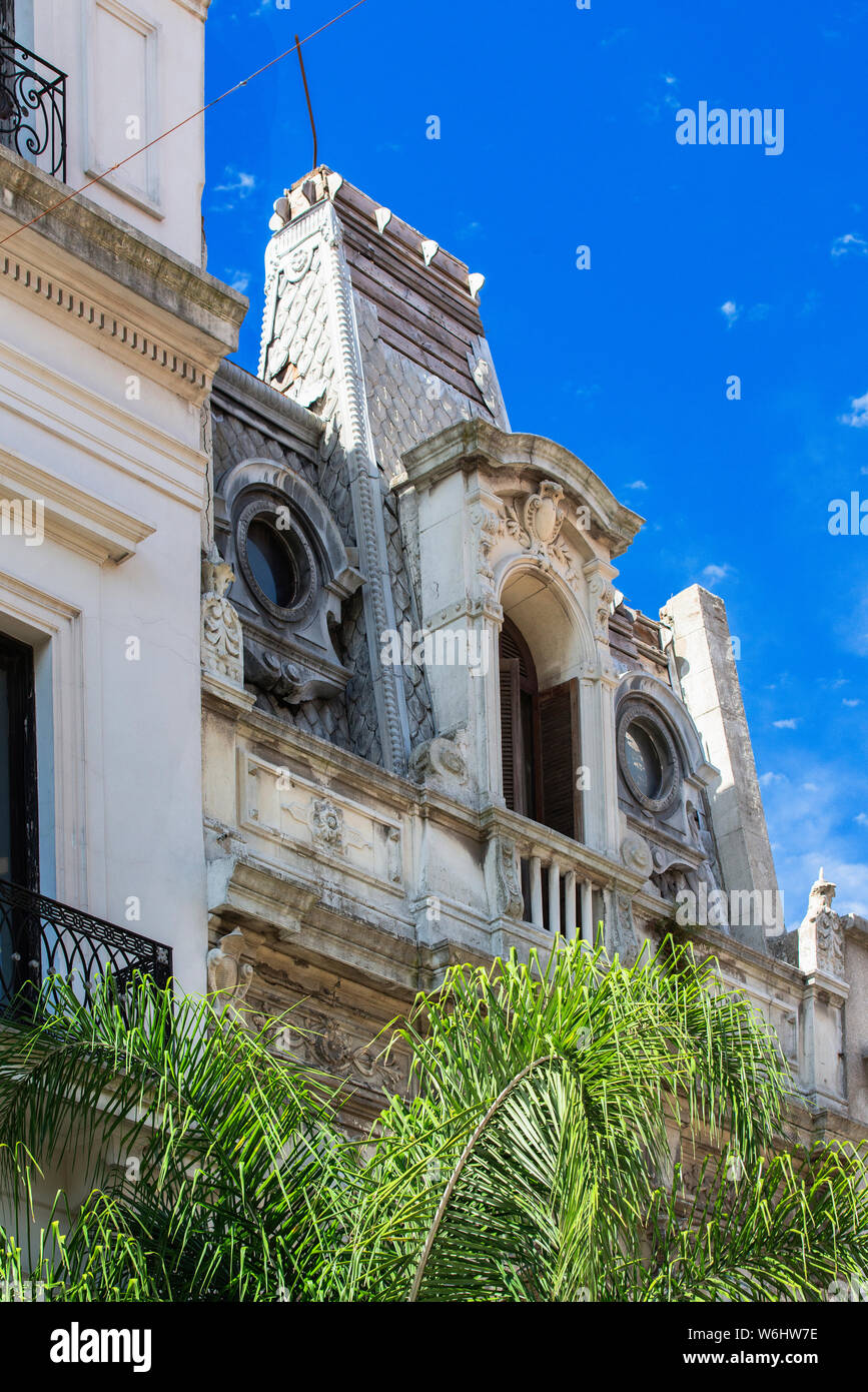 I punti di riferimento e splendidi edifici a Montevideo, Uruguay; l'architettura di Montevideo varia da edifici neoclassici a stile postmoderno. Foto Stock