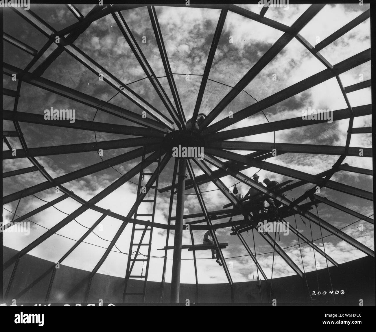 Installazione delle traverse su 10.000 bbl. Serbatoio benzina, essendo costruita dal 775th P.D.L. Azienda a Myitkyina, Birmania.; Note Generali: Utilizzo di guerra e di conflitto numero 864 quando si ordina una riproduzione o la richiesta di informazioni su questa immagine. Foto Stock