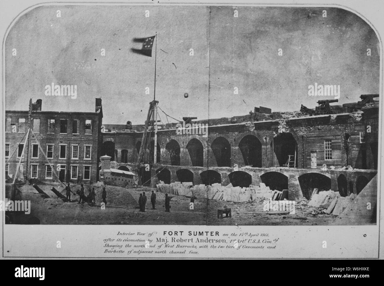 Vista interna di Fort Sumter il 14 aprile 1861, dopo la sua evacuazione dal maggiore Robert Anderson, 1 artiglieria. U.S.A. Comandare., 1857 - 1942; Note Generali: Utilizzo di guerra e di conflitto numero 159 quando si ordina una riproduzione o la richiesta di informazioni su questa immagine. Foto Stock