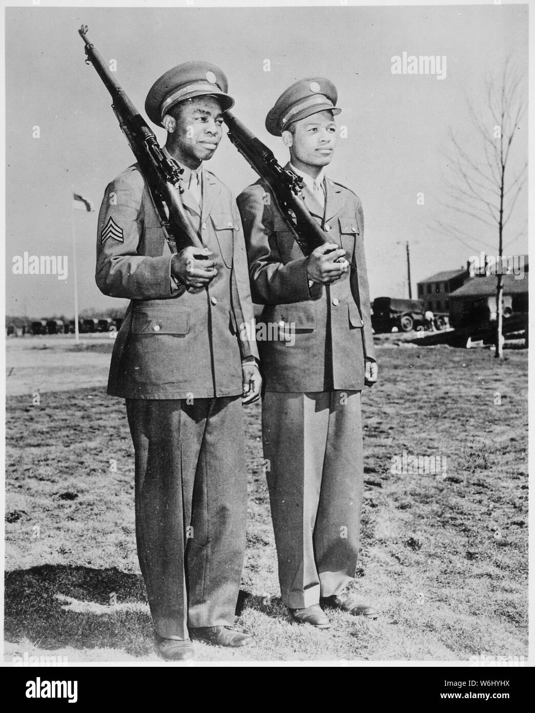 Jackie Wilson (sinistra) e Ray Robinson hanno combattuto due duramente contestata incontra ad anello. Ora si tratta di Sgt. Wilson e Pvt. Robinson nello stesso squadrone di aviazione a Mitchel Campo, New York, e resistono a spalla a spalla---pronto per una lotta per la morte di asse., 1943 Foto Stock