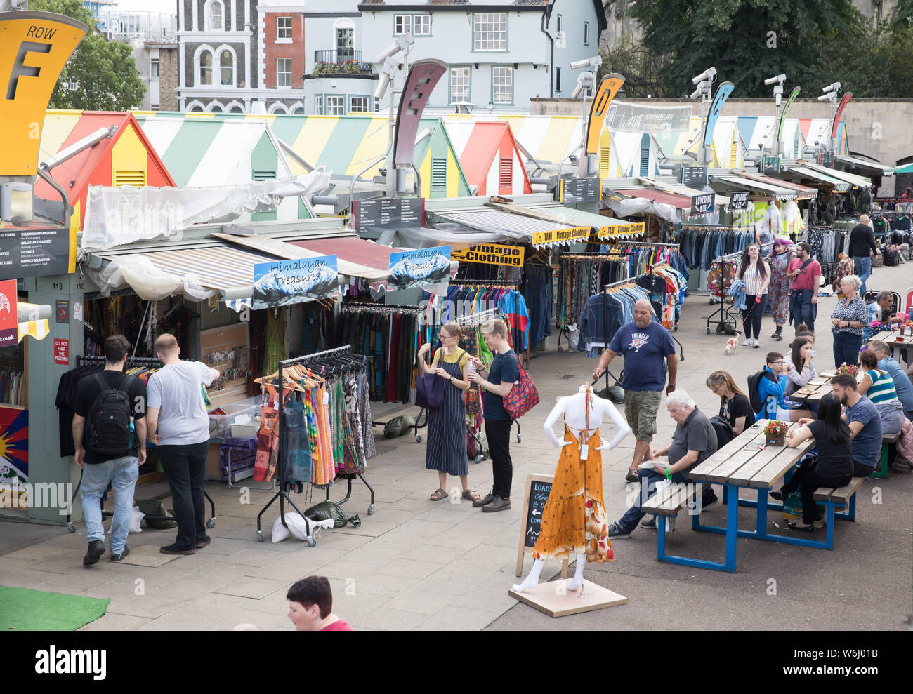La piazza del mercato di Norwich Norfolk in un assolato pomeriggio nei giorni feriali Foto Stock