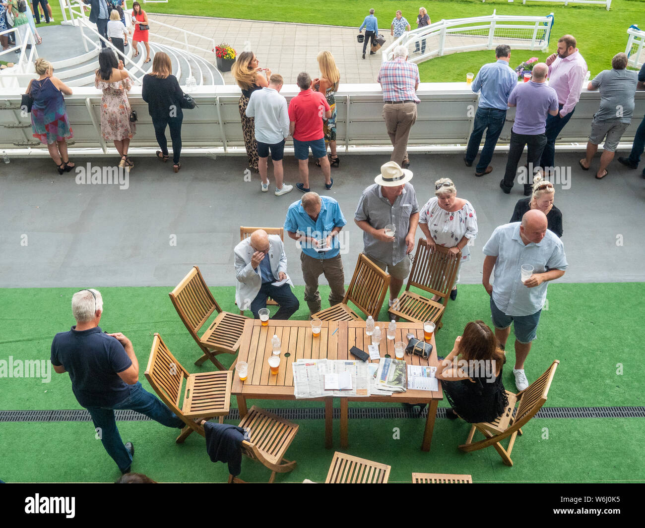 Ospiti in una tribuna all'Epsom Downs Racecourse, Epsom, Surrey, Inghilterra Foto Stock