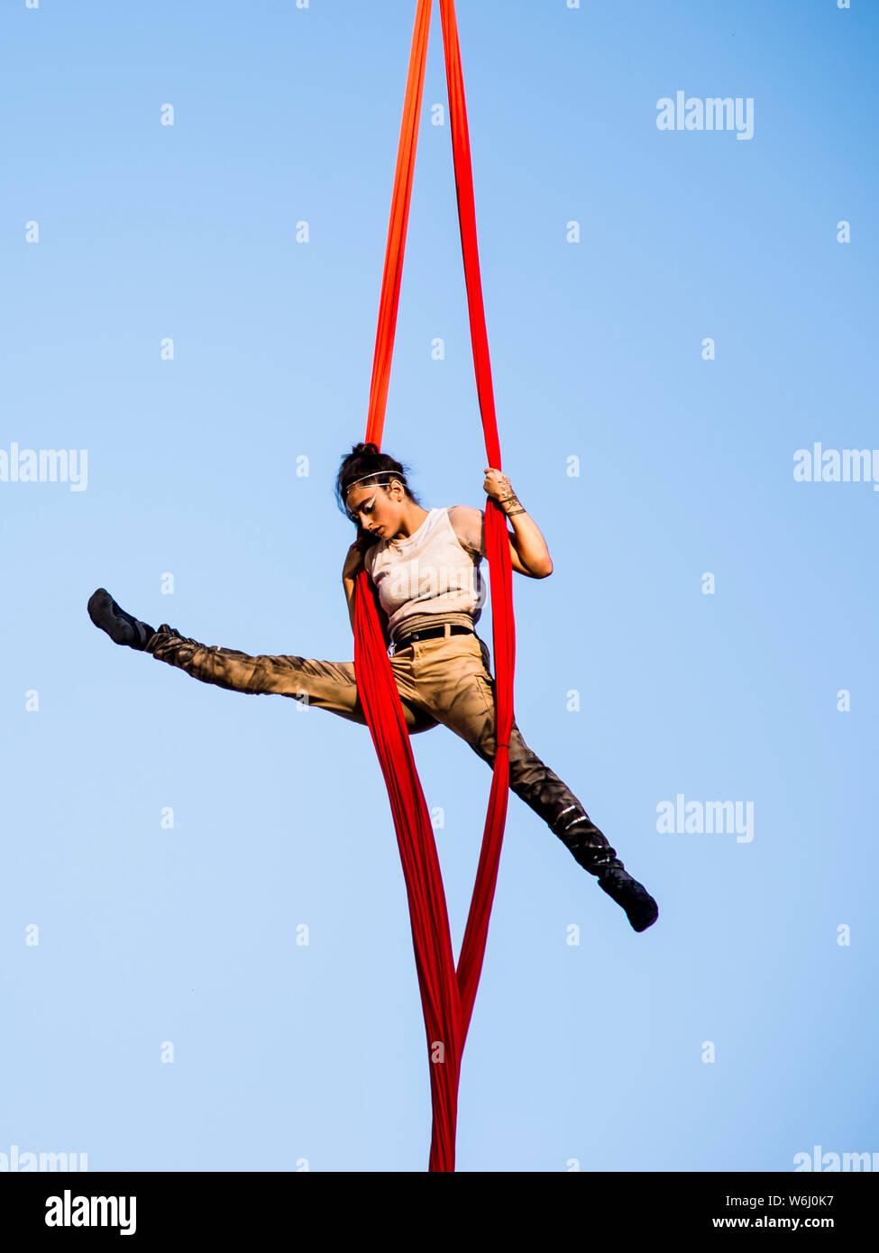 Cirque completement Acrobat pubblico spettacolo a Montreal Foto Stock