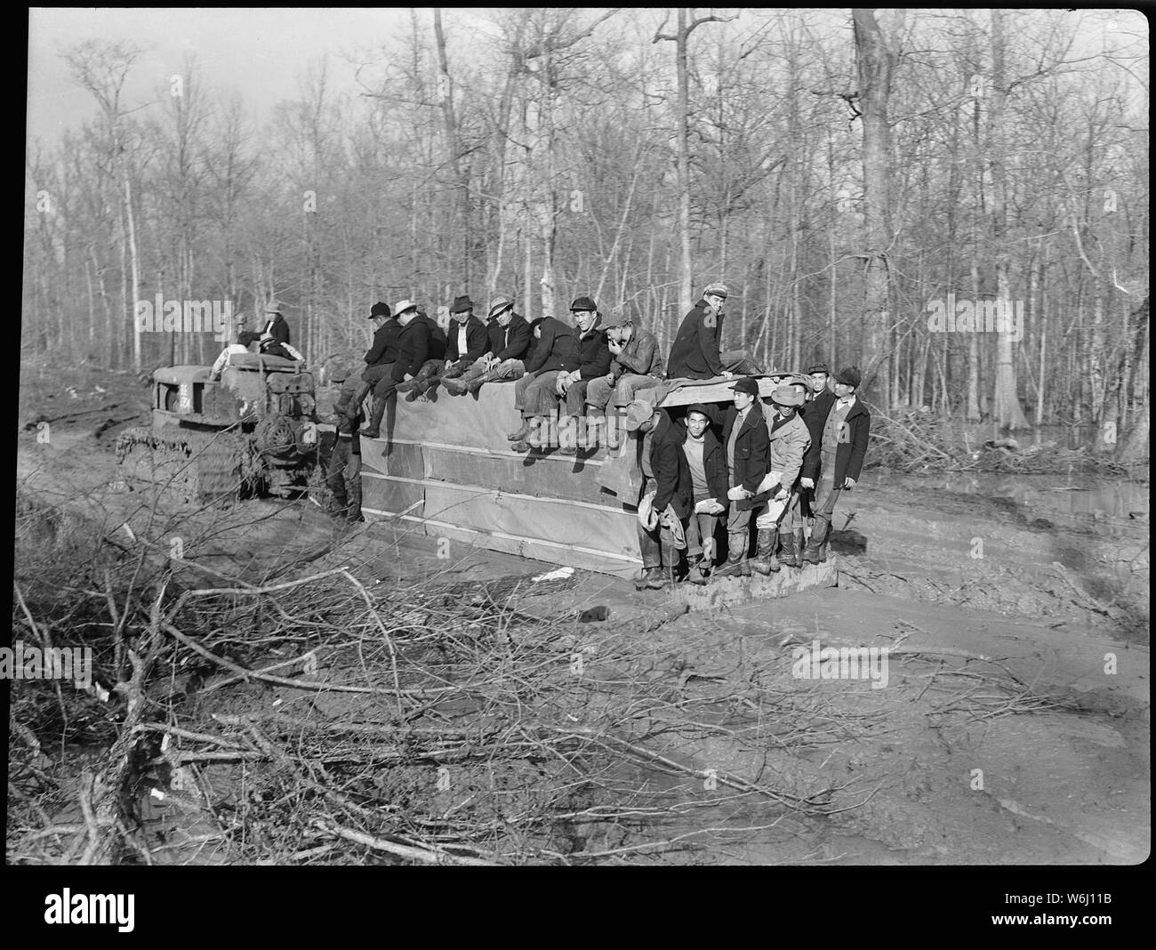 Girolamo Relocation Center, Dermott, Arkansas. Il fango barca capace di ospitare sessanta uomini, utilizzato quotidianamente a c . . .; Portata e contenuto: tutta la didascalia per questa fotografia si legge: Jerome Relocation Center, Dermott, Arkansas. Il fango barca capace di ospitare sessanta uomini, utilizzato quotidianamente per effettuare la cancellazione equipaggio in e fuori del punto delle operazioni in Boeuf bacino fluviale, che drena la sezione orientale del War Relocation Authority proprietà. Trattore visto di fronte tira la barca di fango in marcia alta. Questo dispositivo consente di risparmiare quaranta minuti in ogni viaggio. Foto Stock