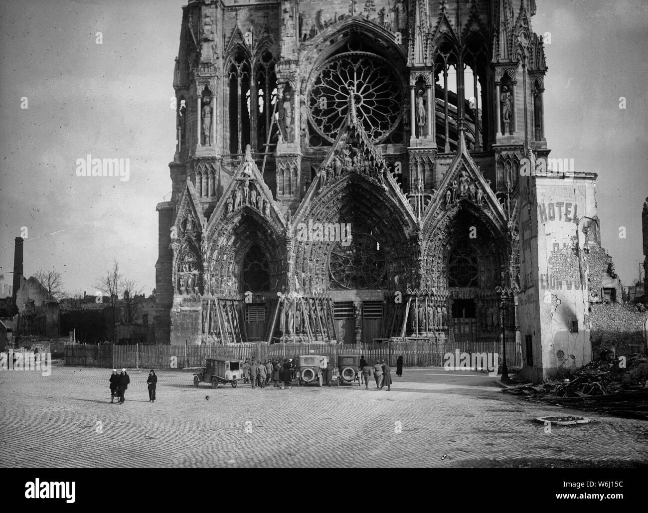 Vista frontale della famosa cattedrale di Reims, Francia - Gennaio 1919 Foto Stock