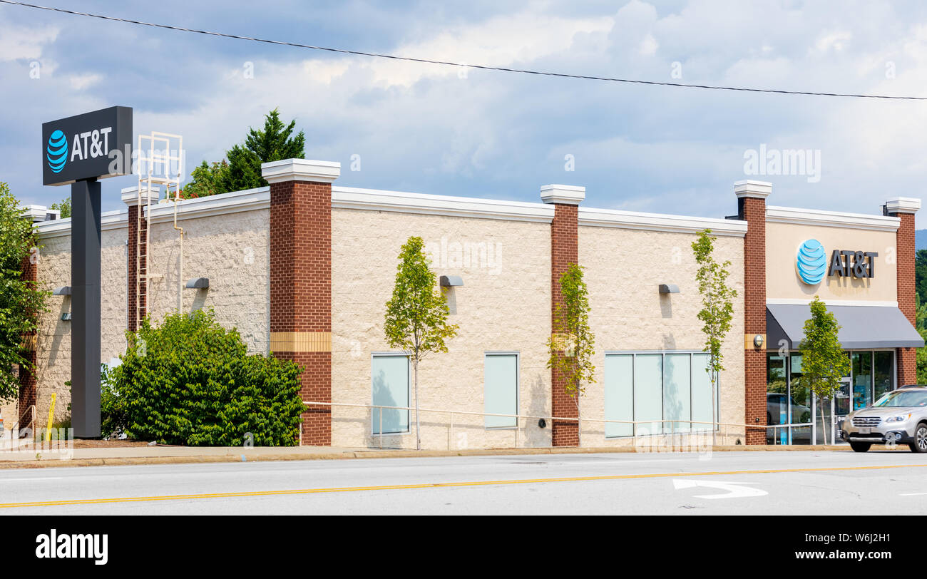 ASHEVILLE, NC, Stati Uniti d'America-27 luglio 19, 2019: AT&T Ufficio e magazzino, su Traforo stradale in Asheville. Foto Stock