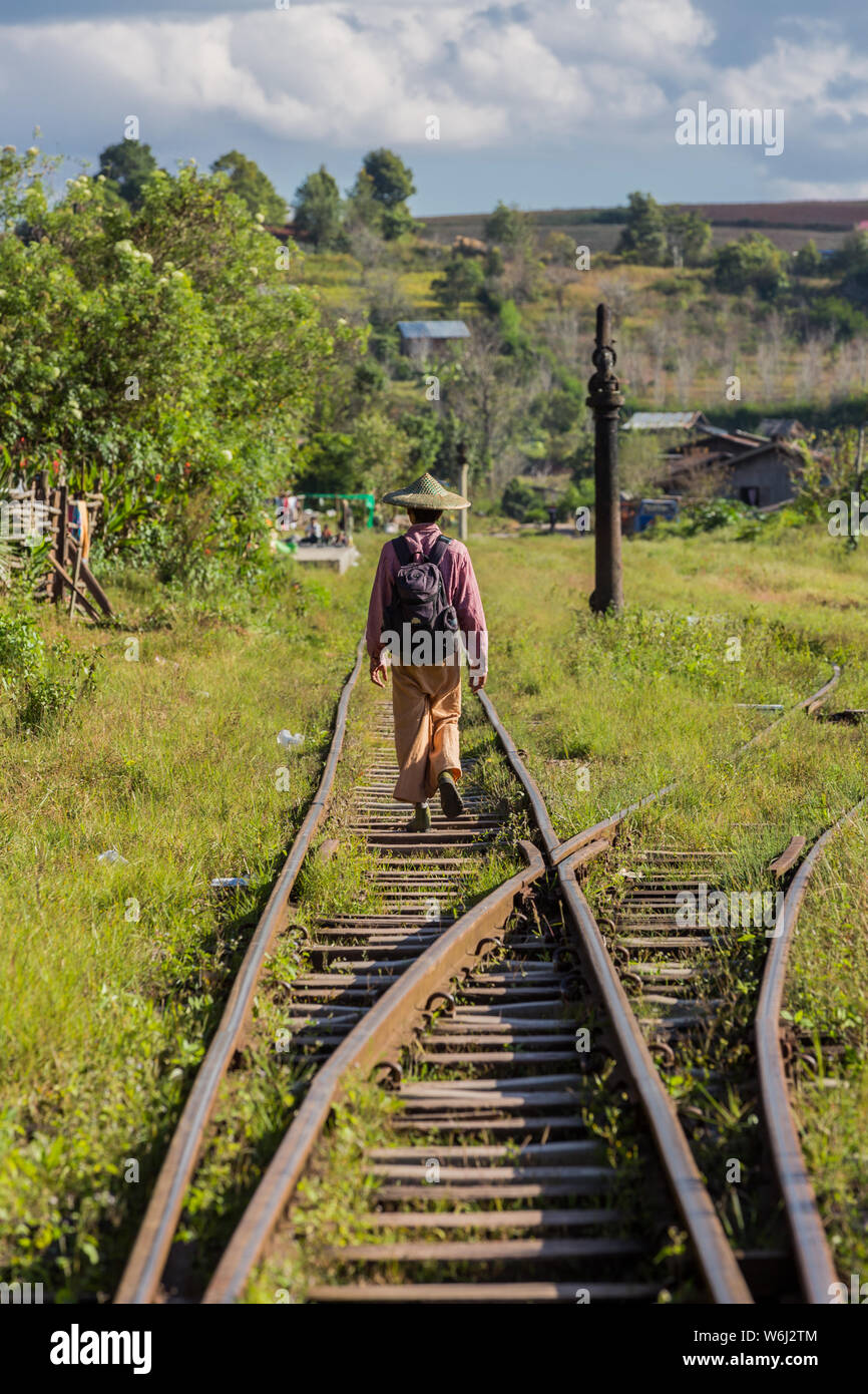 KALAW, MYANMAR - Dicembre 06, 2016 : uomo tribù locali a piedi su una ferrovia via vicino a Kalaw lo stato di Shan in Myanmar (Birmania) Foto Stock