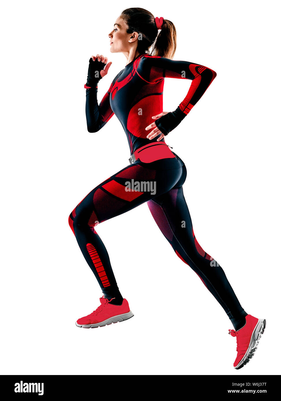 Un caucasian bella donna runner acceso pareggiatore stretching jogging riscaldarsi in tuta abbigliamento invernale isolati su sfondo bianco Foto Stock