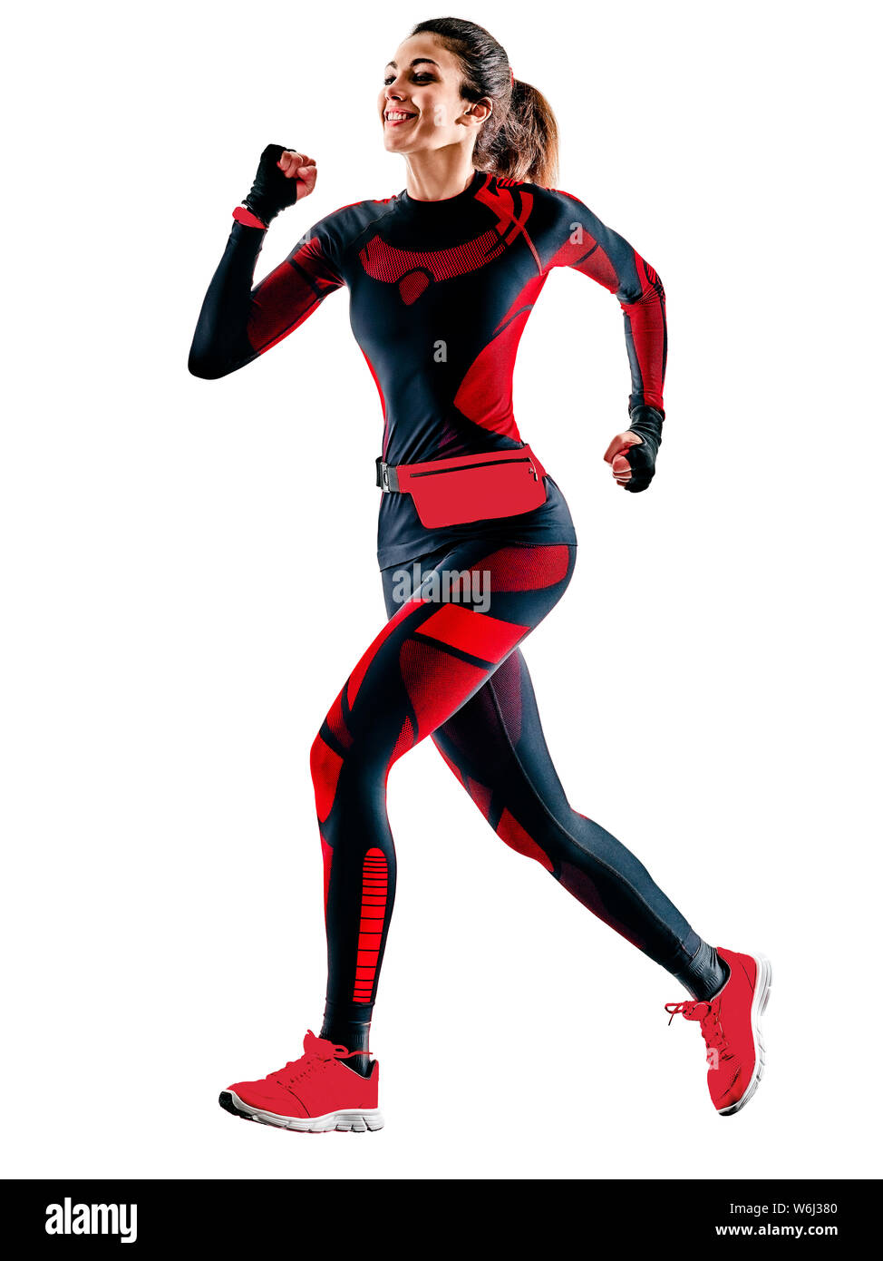 Un caucasian bella donna runner acceso pareggiatore stretching jogging riscaldarsi in tuta abbigliamento invernale isolati su sfondo bianco Foto Stock