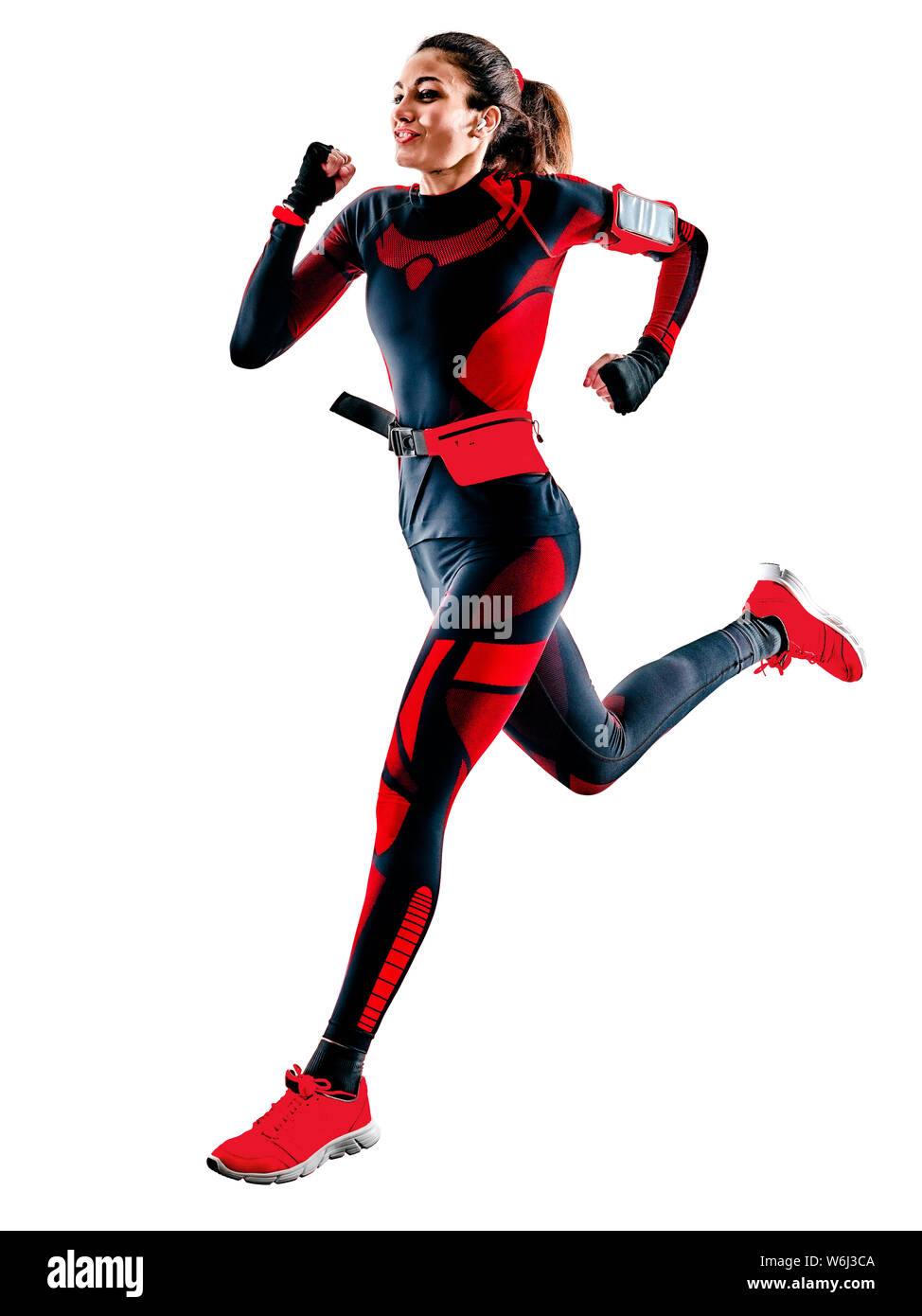 Un caucasian bella donna runner acceso pareggiatore stretching jogging riscaldarsi in tuta abbigliamento invernale isolati su sfondo bianco Foto Stock