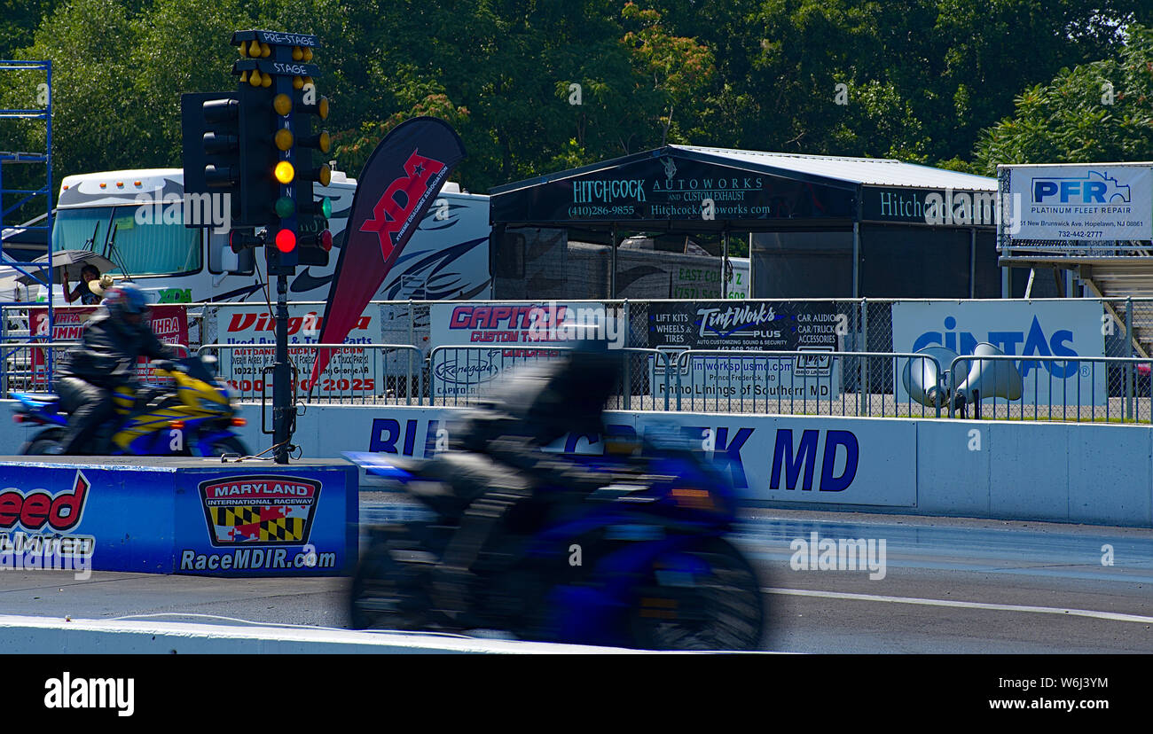 Due motociclette durante il drag race in Maryland National Raceway slow shutter Foto Stock