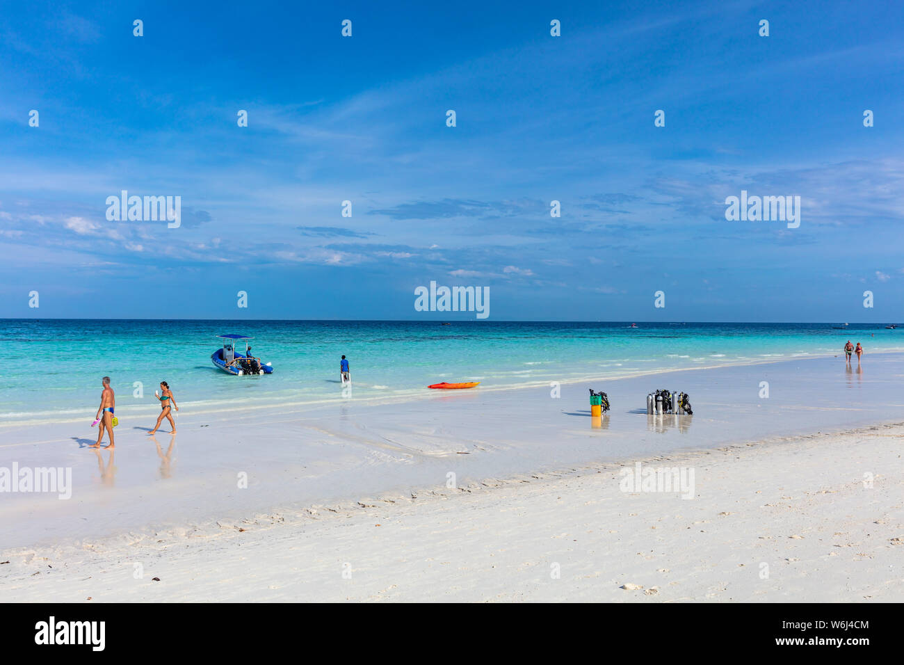 Kendwa, Zanzibar-March 4, 2019 :persone tourist godendo vacantions passeggiate sulla spiaggia e balneazione Foto Stock