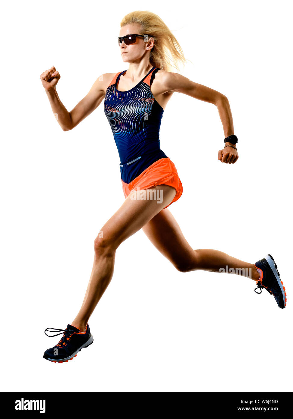 Una bella caucasica lunghi capelli biondi donna pareggiatore runner percorso jogging studio shot isolato su sfondo bianco Foto Stock