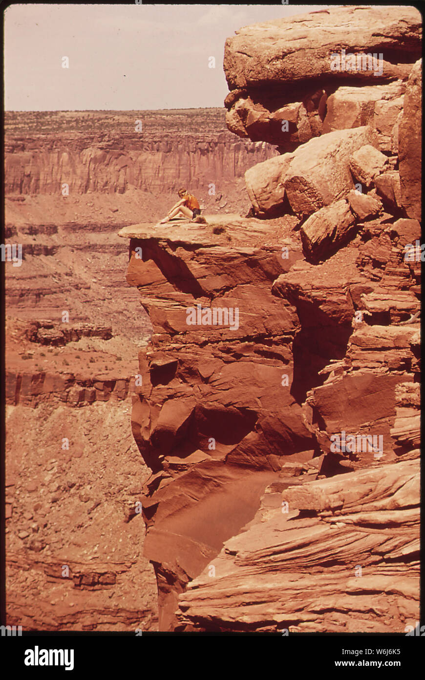 Guardando a CANYONLANDS dal Dead Horse Point; Portata e contenuto: Il Dead Horse Point preminenza, scogliere verticali di Wingate arenaria sormontato da bedded-scogliere di Kayenta Formazione (pietra arenaria, ecc.). Foto Stock