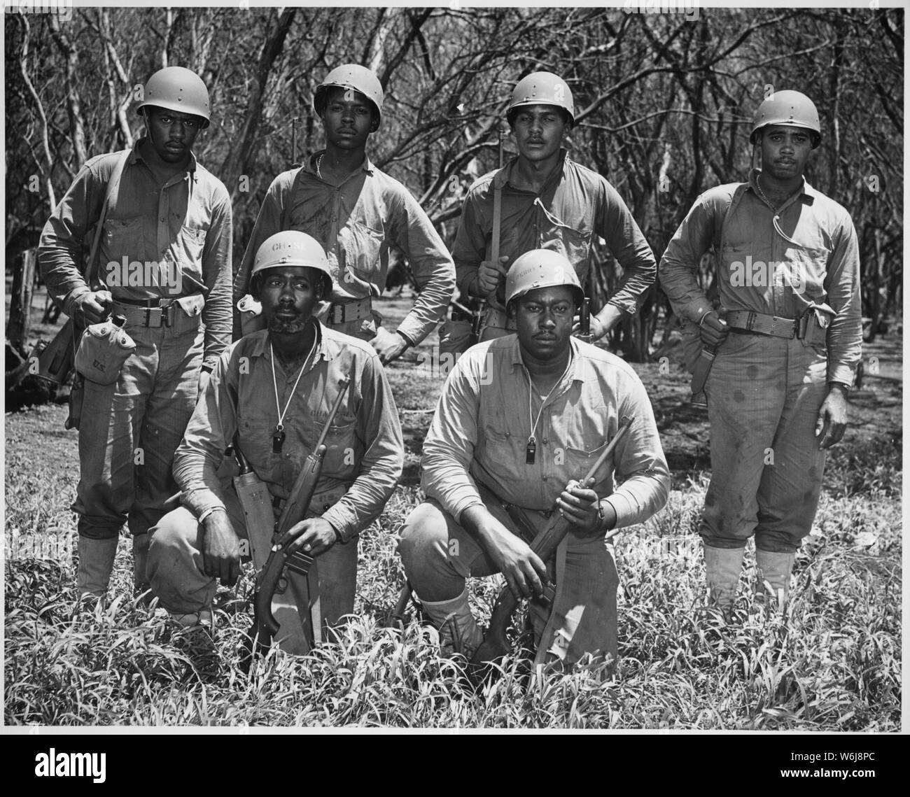 Leader di sottufficiali di uno della Marina del nuovo supporto logistico aziende... Questa azienda è in fase di addestramento al combattimento dalla forza del servizio Advance sezione di base in corrispondenza di una stazione su Oahu Island prima della loro partenza per il dazio in una zona di combattimento., 05/10/1945, campo di applicazione e il contenuto: da sinistra a destra, fila anteriore: Boatswain Mate Seconda Classe James W. Chase e il timoniere John D. Perry. Da sinistra a destra, bancata posteriore: Coxswains Raymond C. Vaultz, Elmer Williams, Darrel M. Faggio e Jimmie Cook. Foto Stock
