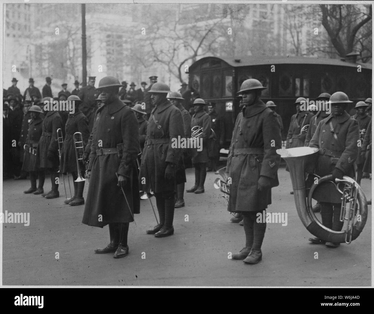 Il tenente James [Reese] l'Europa e la sua famosa banda del 369 fanteria in parata in Fifth Ave . . .; Portata e contenuto: tutta la didascalia per questa voce è il seguente: Il tenente James [Reese] l'Europa e la sua famosa banda del 369 fanteria in parata in Quinta Avenue. Il tenente Europa della famosa band era conosciuto come il migliore in American Expeditionary forze in Francia. Generale Pershing preso in prestito per un mese. Essa ha anche preso parte al 4 di luglio in festa a Parigi. Foto Stock