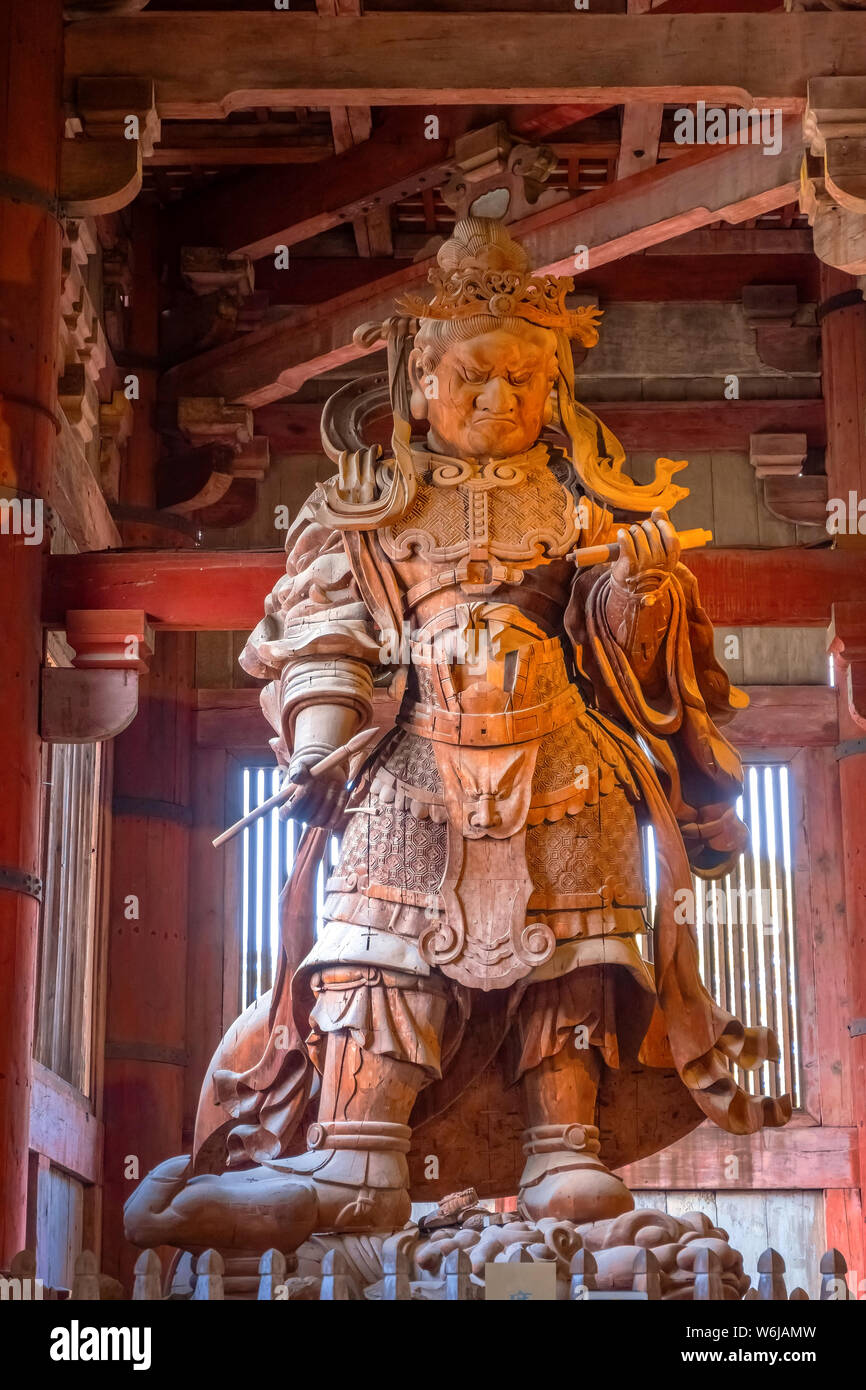 Nara, Giappone - 29 Ottobre 2018: Komokuten è su dei custodi dei quattro coners, situato all'interno del Daibutsuden great hall nel tempio Todaiji Foto Stock