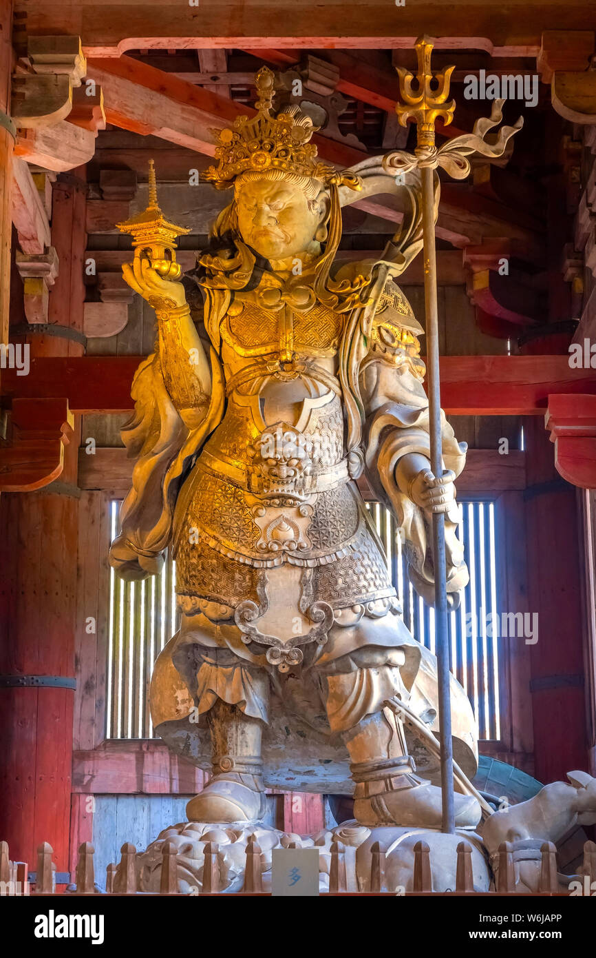 Nara, Giappone - 29 Ottobre 2018: Bishamonten è uno del giapponese di sette divinità della fortuna all'interno del Daibutsuden Great Hall presso il Tempio Todaiji Foto Stock