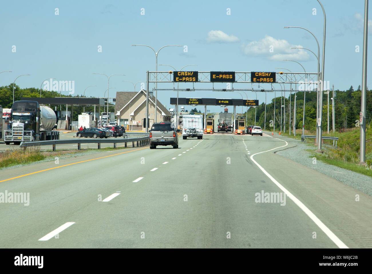 Cobequid Pass, Nova Scotia - Luglio 26, 2019: avvicinando il pagamento del pedaggio presso il Pass Cobequid tratto di autostrada 104 in Nova Scotia Foto Stock