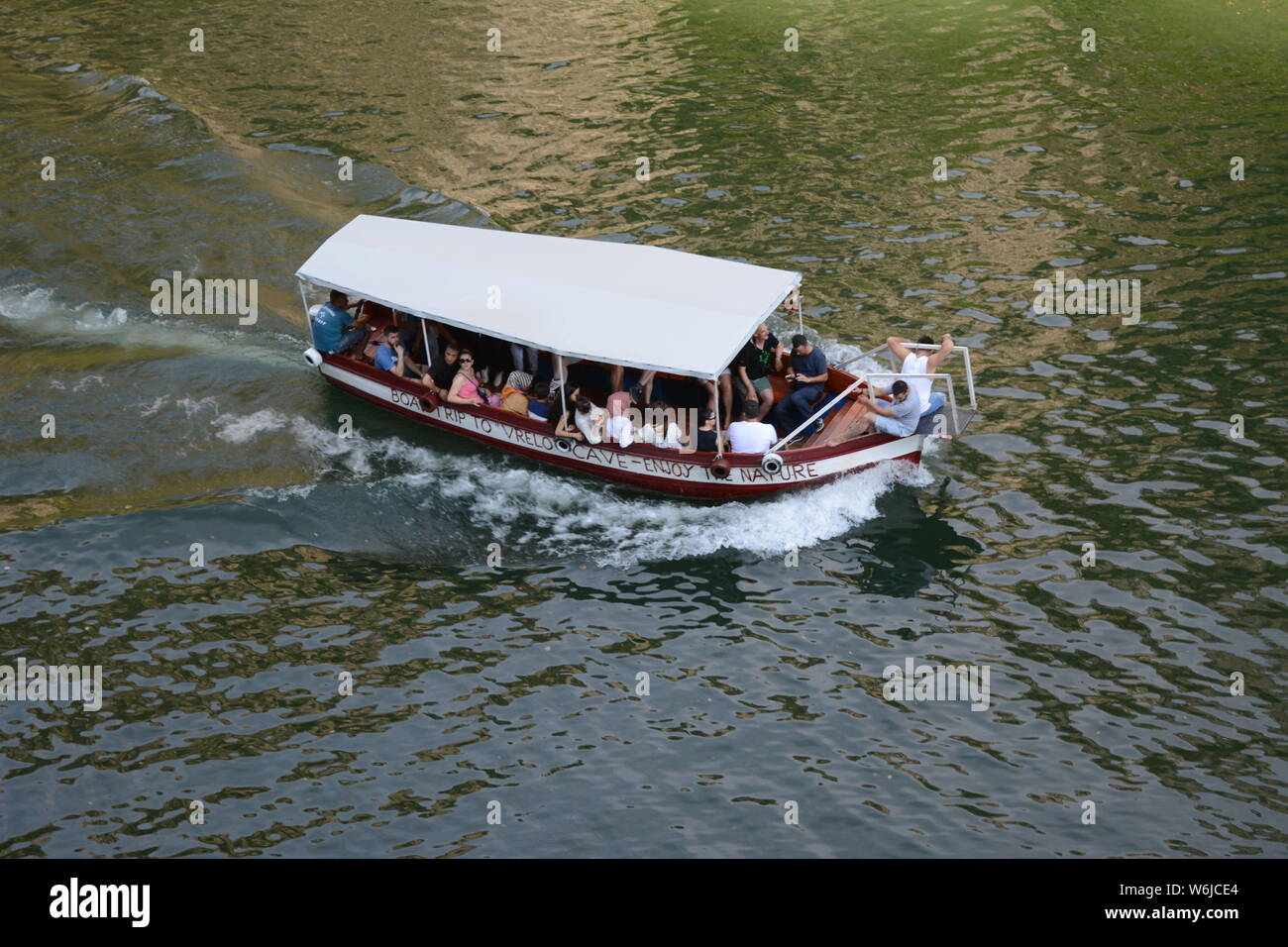 Un mucchio di gente-turisti su una esplorazione caverna gita in barca nel lago Matka parco naturale, Skopje Foto Stock