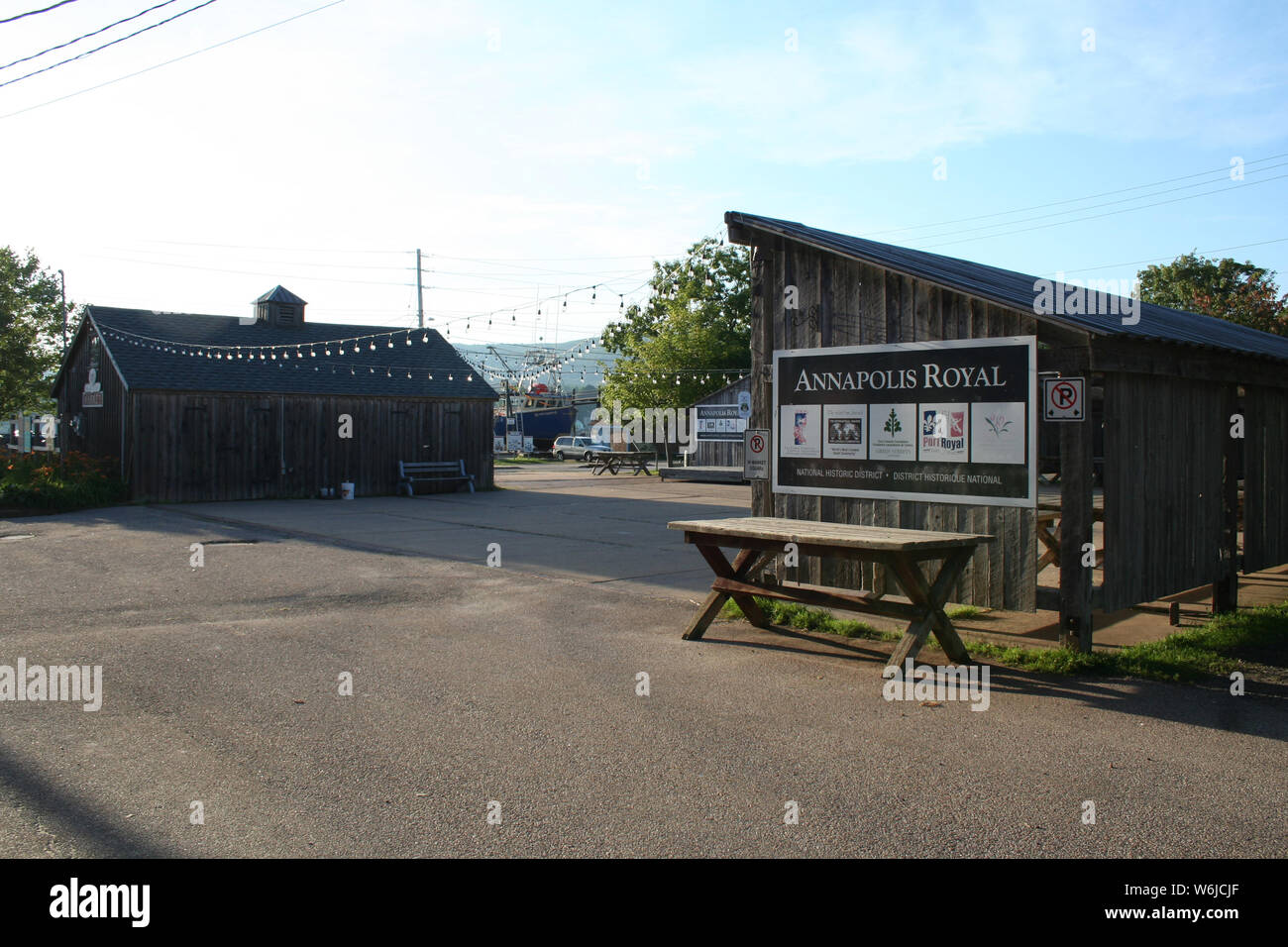 Annapolis Royal Nova Scotia- Luglio 20, 2019: vista laterale del Annapolis Royal commercianti mercato dopo la chiusura fino a vuoto si spegne Foto Stock