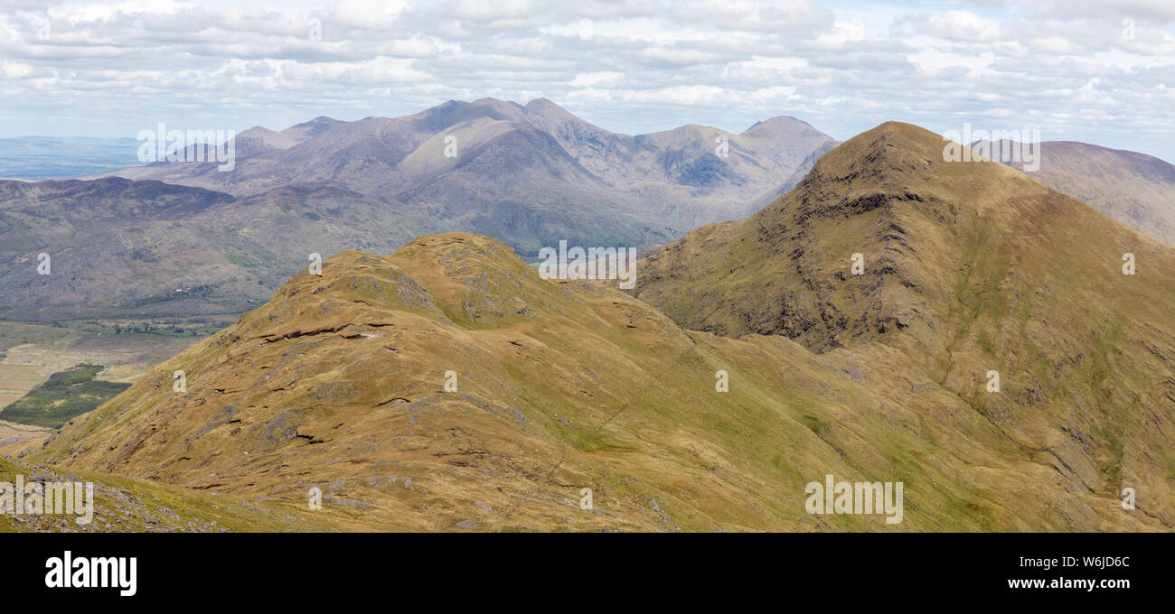 Vista panoramica della faccia in montagna Mullaghanattin con il MacGillycuddy Reeks in background nella Contea di Kerry, Irlanda. Foto Stock