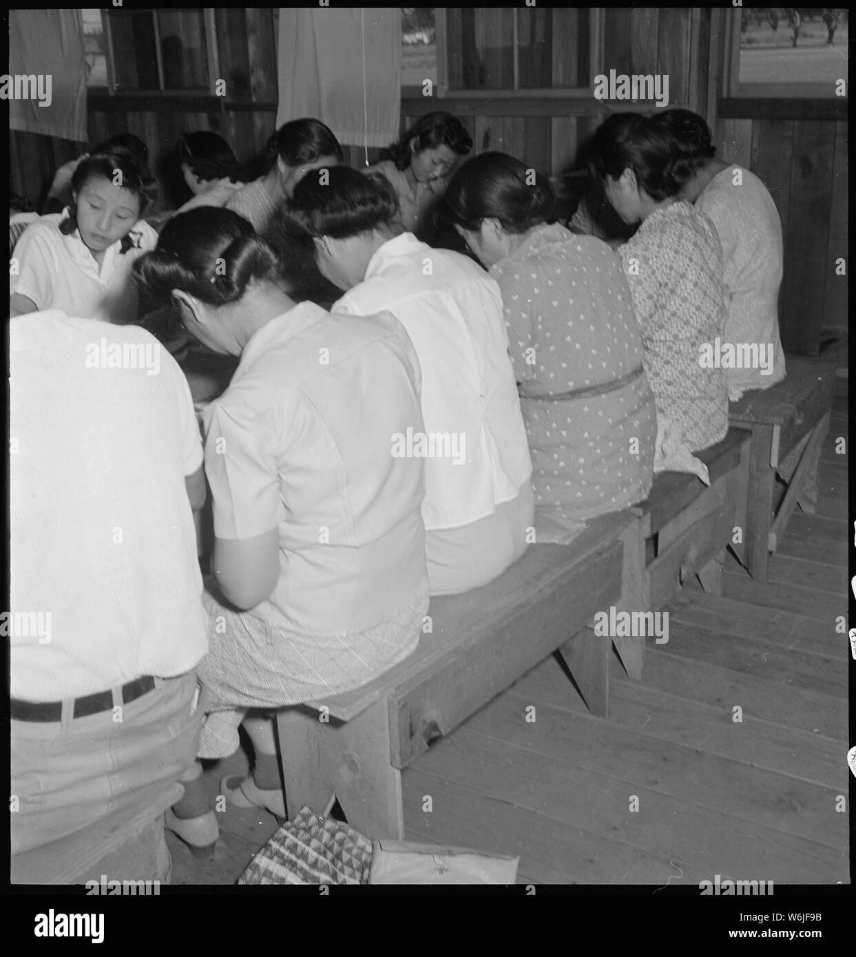 Manzanar Relocation Center, Manzanar, California. Parte di una classe sotto l educazione degli adulti programma . . .; Portata e contenuto: tutta la didascalia per questa fotografia si legge: Manzanar Relocation Center, Manzanar, California. Parte di una classe sotto l educazione degli adulti programma in questo War Relocation Authority center. Esso è composto di Issei Kibei e gli sfollati che stanno studiando gli ideali di cittadinanza americana e la lingua inglese con cui non hanno familiarità. In questo momento ci sono 18 classi di tale media 20 ciascun volontario di iscrizione. Foto Stock