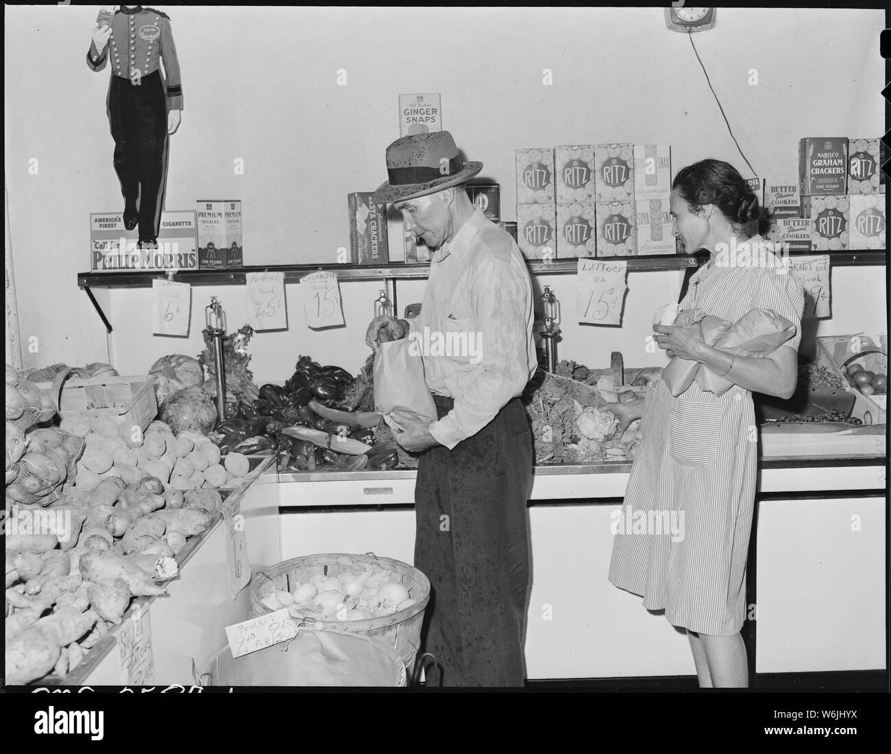 Il sig. e la Sig.ra Blaine Sergent shopping per negozi di generi alimentari in Harlan il sabato pomeriggio. Essi acquistano la maggior parte dei loro acquisti nel negozio aziendale e questo anno ha sollevato la maggior parte di loro verdure. Harlan, Harlan County, Kentucky. Foto Stock