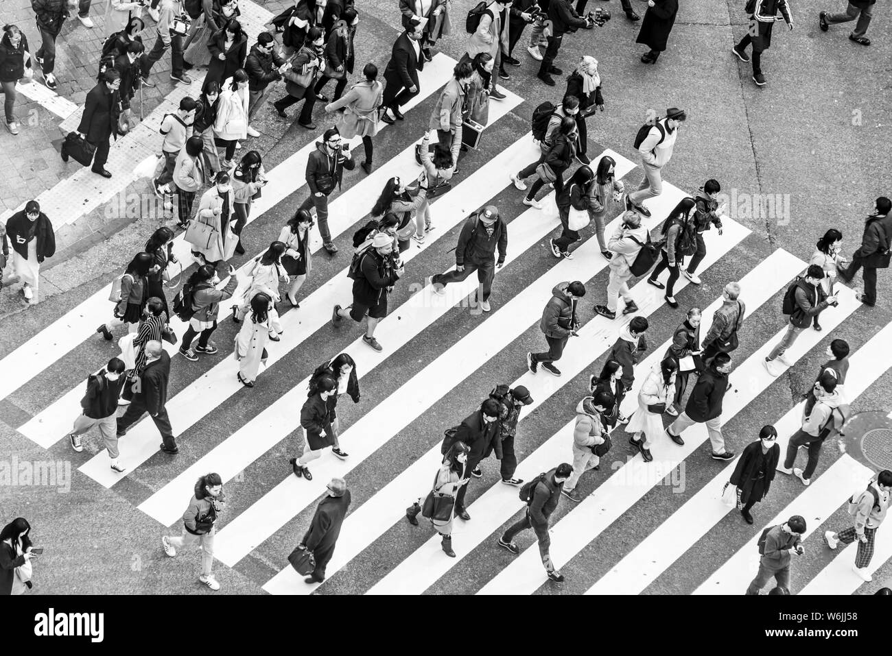 Shibuya crossing, folle a intersezione, molte persone attraversare le strisce pedonali, bianco e nero, Shibuya, Udagawacho, Tokyo, Giappone Foto Stock