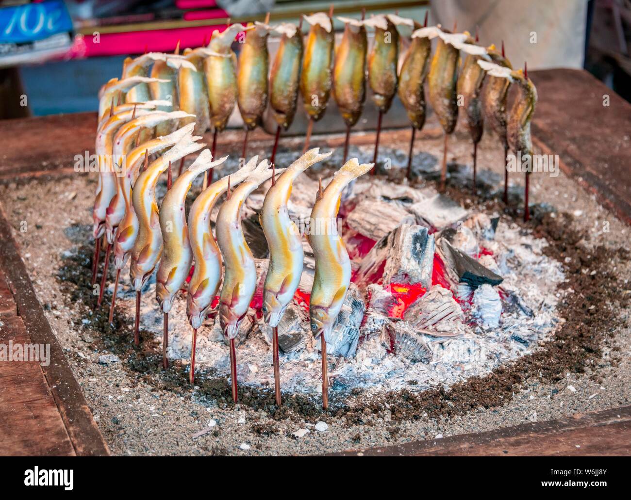 Grigliate di pesce sul fuoco a una pressione di stallo alimentare, Hanami Fest, il parco Ueno, Tokyo, Giappone Foto Stock