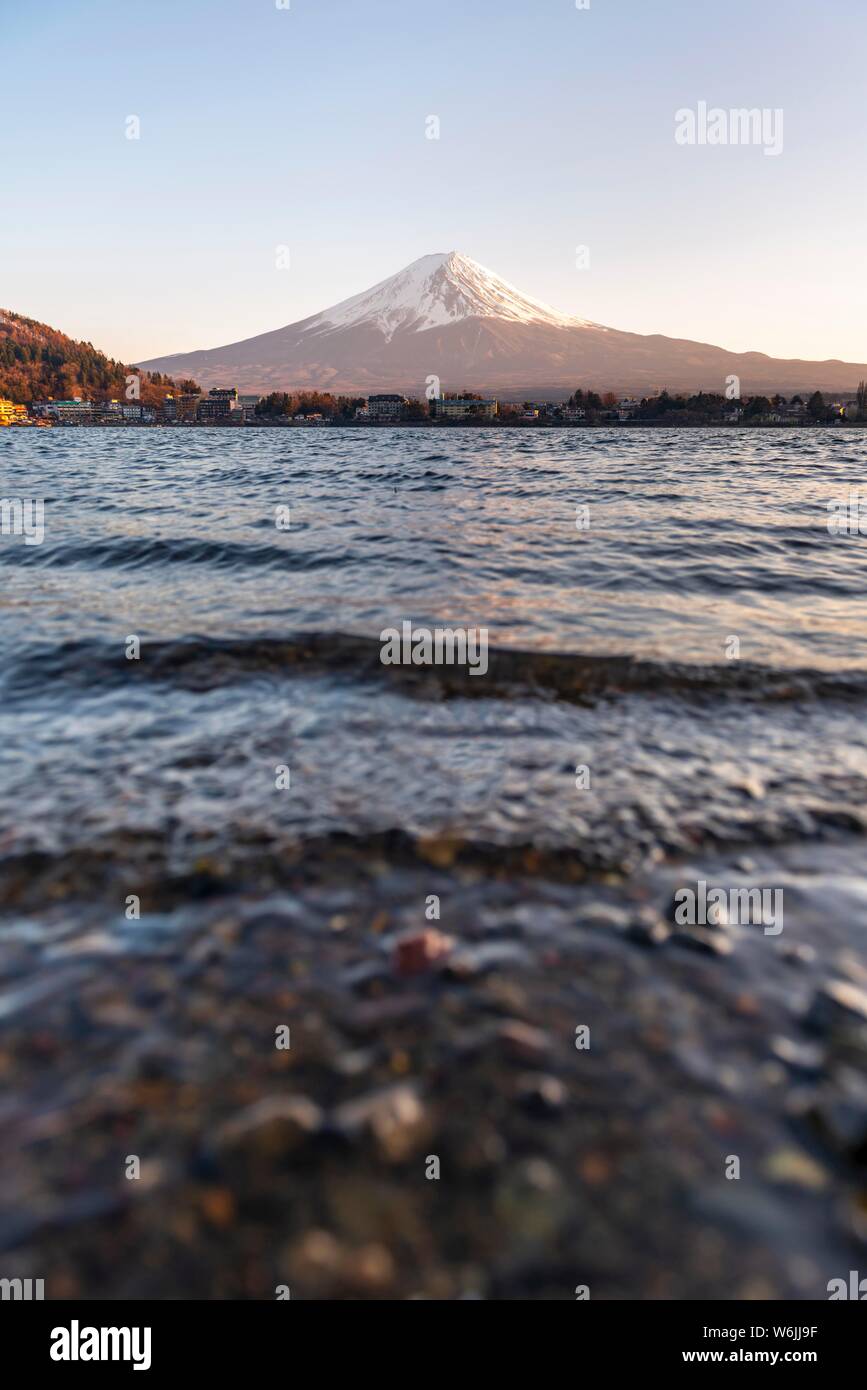 Atmosfera serale, shore con onde, vista sul Lago Kawaguchi vulcano Mt. Fuji, Prefettura di Yamanashi, Giappone Foto Stock
