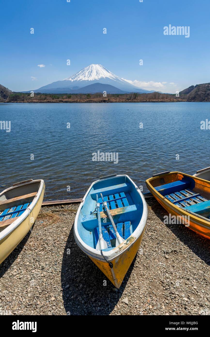 Barche a remi sulla riva, vista sul lago del vulcano Monte Fuji, Lago Motosu, Prefettura di Yamanashi, Giappone Foto Stock