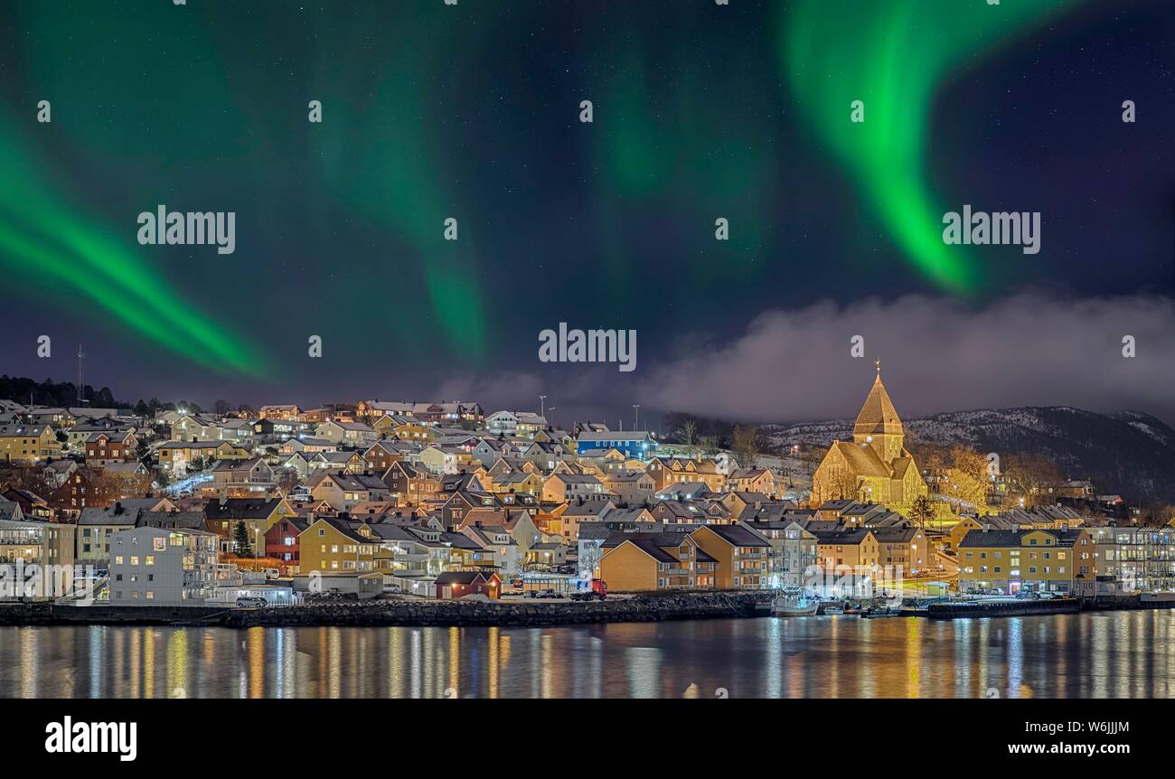 Notte foto dalla nave Hurtigruten, Kristiansund, Norvegia Foto Stock