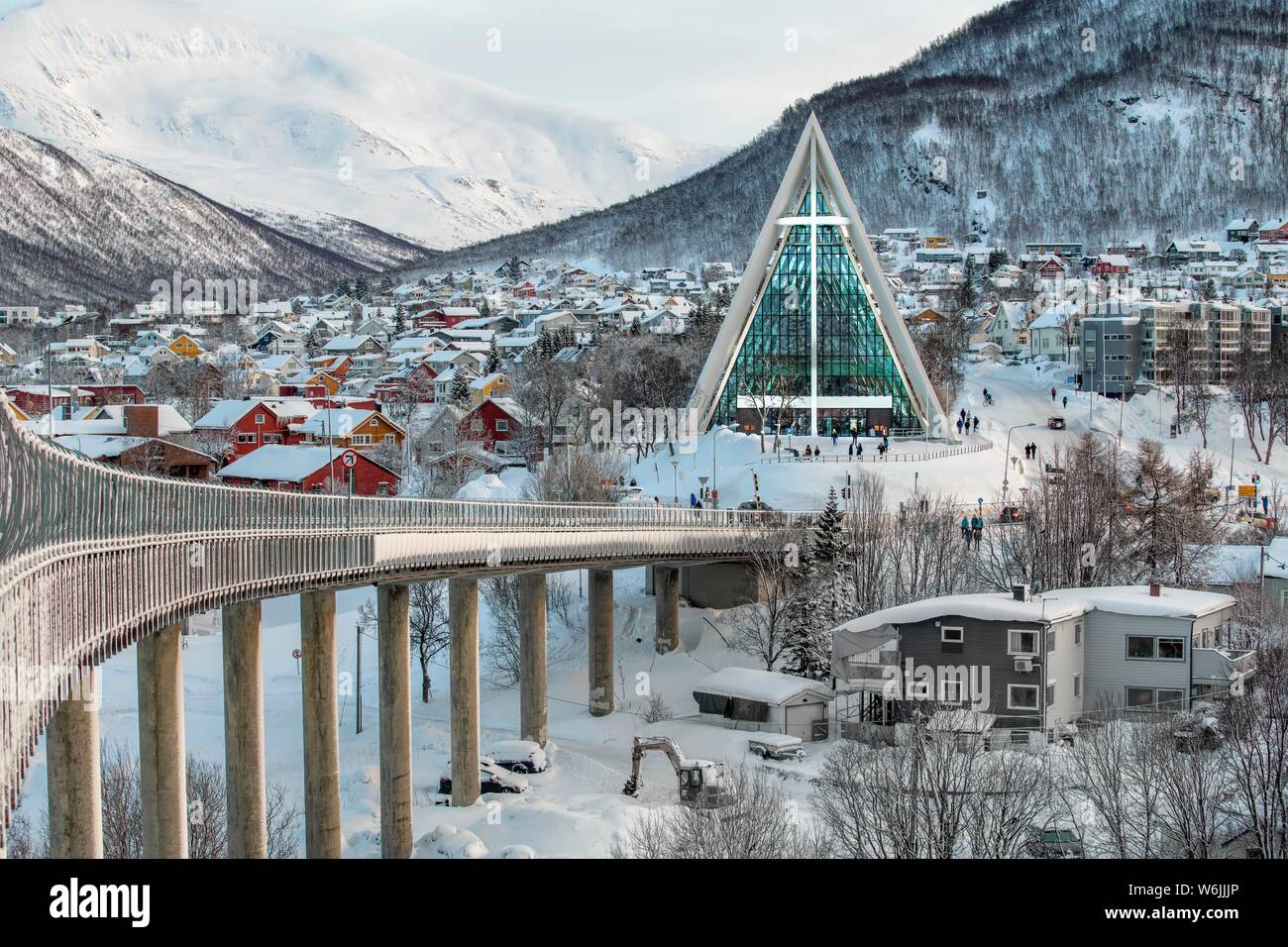 Ponte per la Cattedrale di iceberg, Tromso, Norvegia Foto Stock