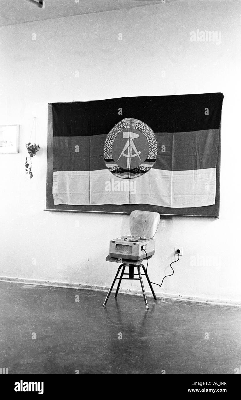 44. politecnico scuola secondaria, Classroom con bandiera della RDT sulla lavagna, un registratore a nastro del tipo di smeraldo su una sedia, preparazione per un Foto Stock