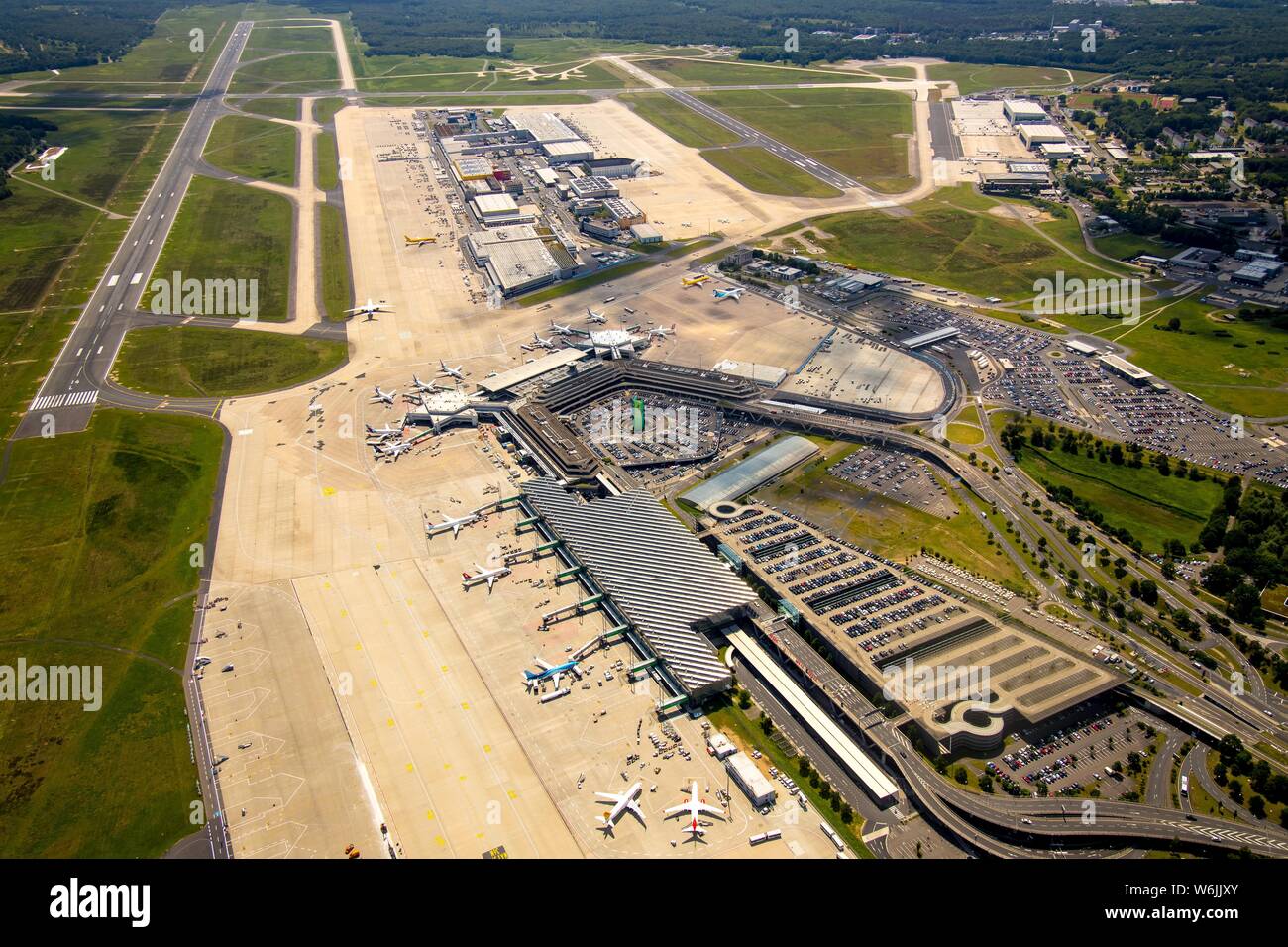 Vista aerea, aeroporto di Colonia / Bonn Konrad Adenauer con check-in le dita, cancelli con getti di viaggio, aeromobili commerciali, aeroporto internazionale di Foto Stock