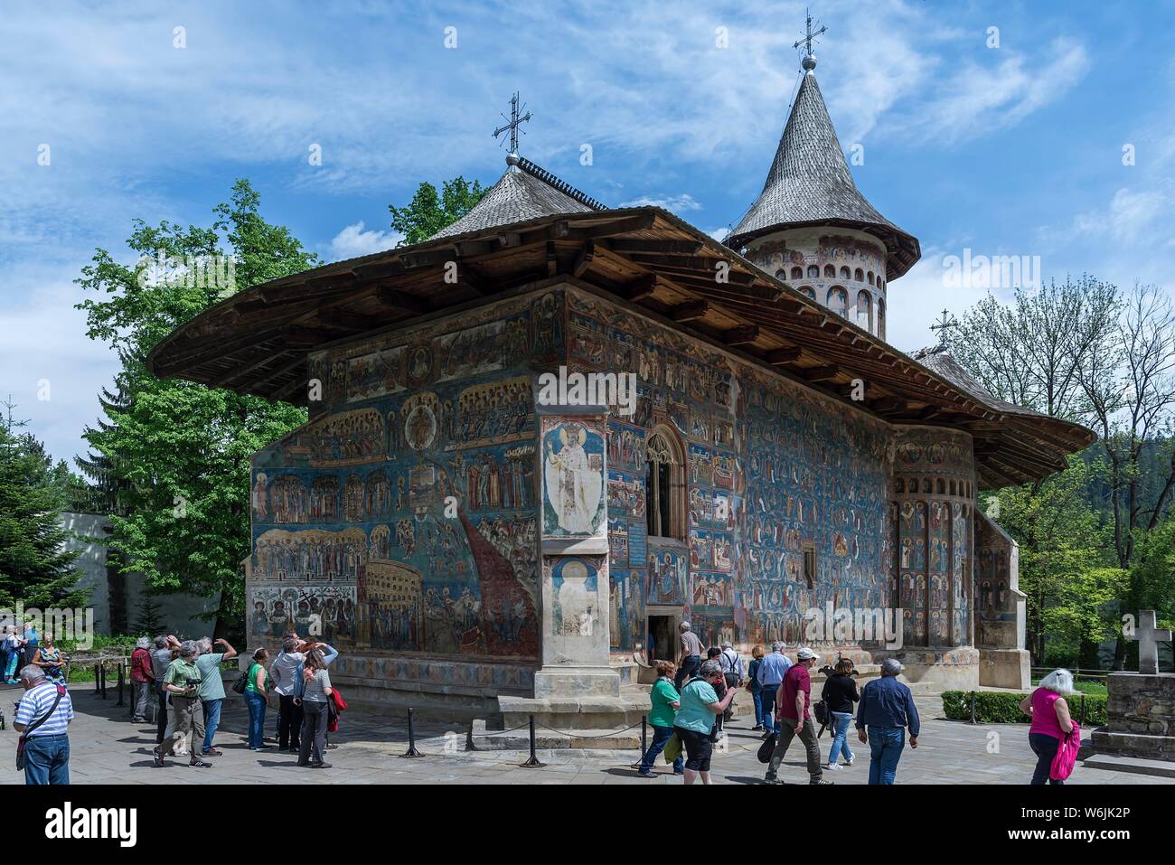 Turisti visitano la Chiesa nel monastero di San Giorgio, 1547, Sito Patrimonio Mondiale dell'Unesco, Voronet, Romania Foto Stock